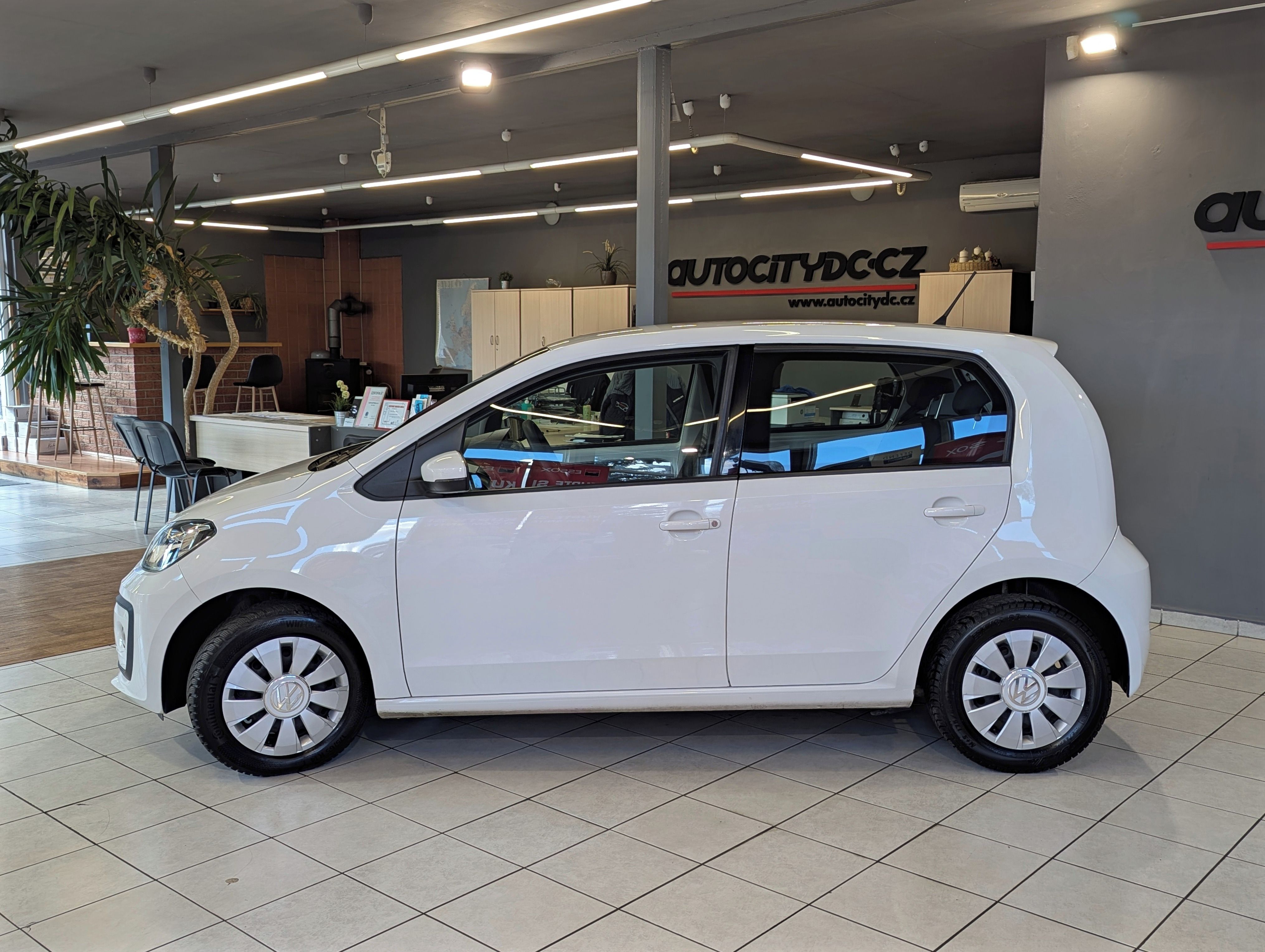 Volkswagen Up!, 1.0 MPi 44kW MOVE VÝHŘEVY, DPH - fotka 4