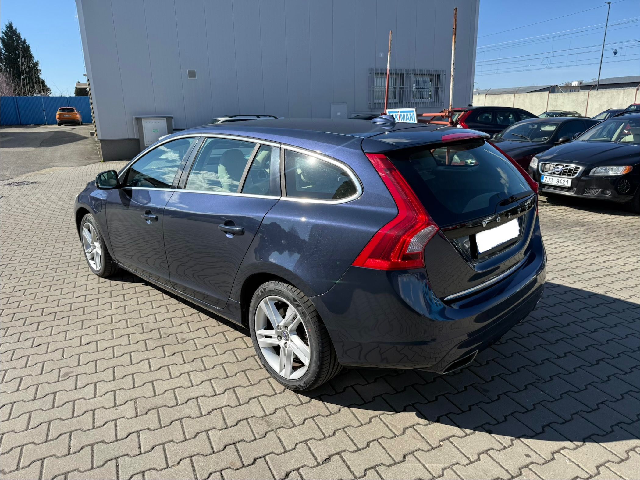 Volvo V60, 2.4 D6 Plug-in Hybrid Summum - fotka 6