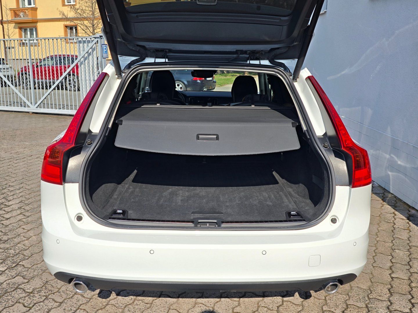 Volvo V90, 2.0 D4 FWD Momentum 140kW 8AT - fotka 6