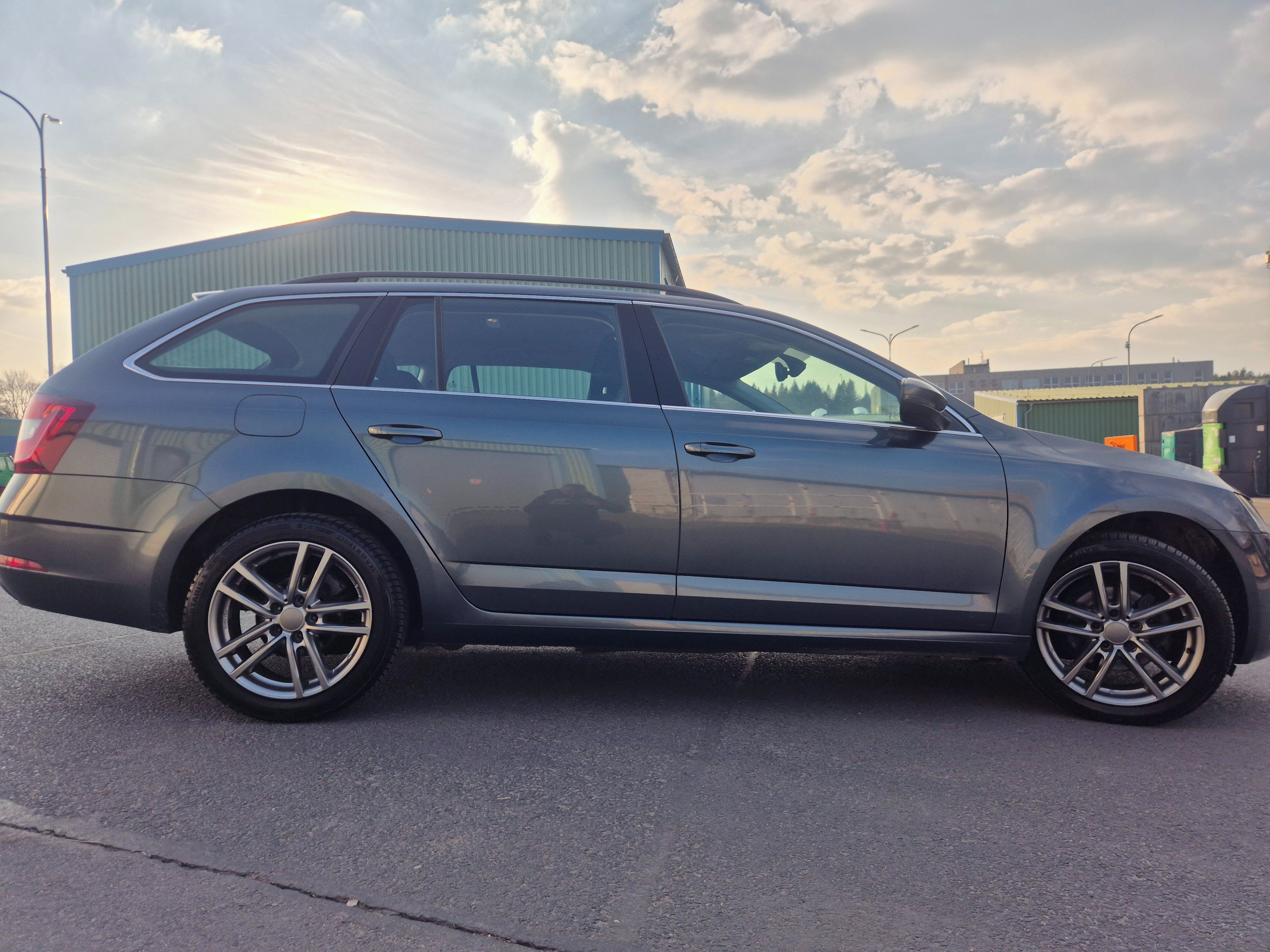 Škoda Octavia, 110 KW manuál ROK ZÁRUKA - fotka 4