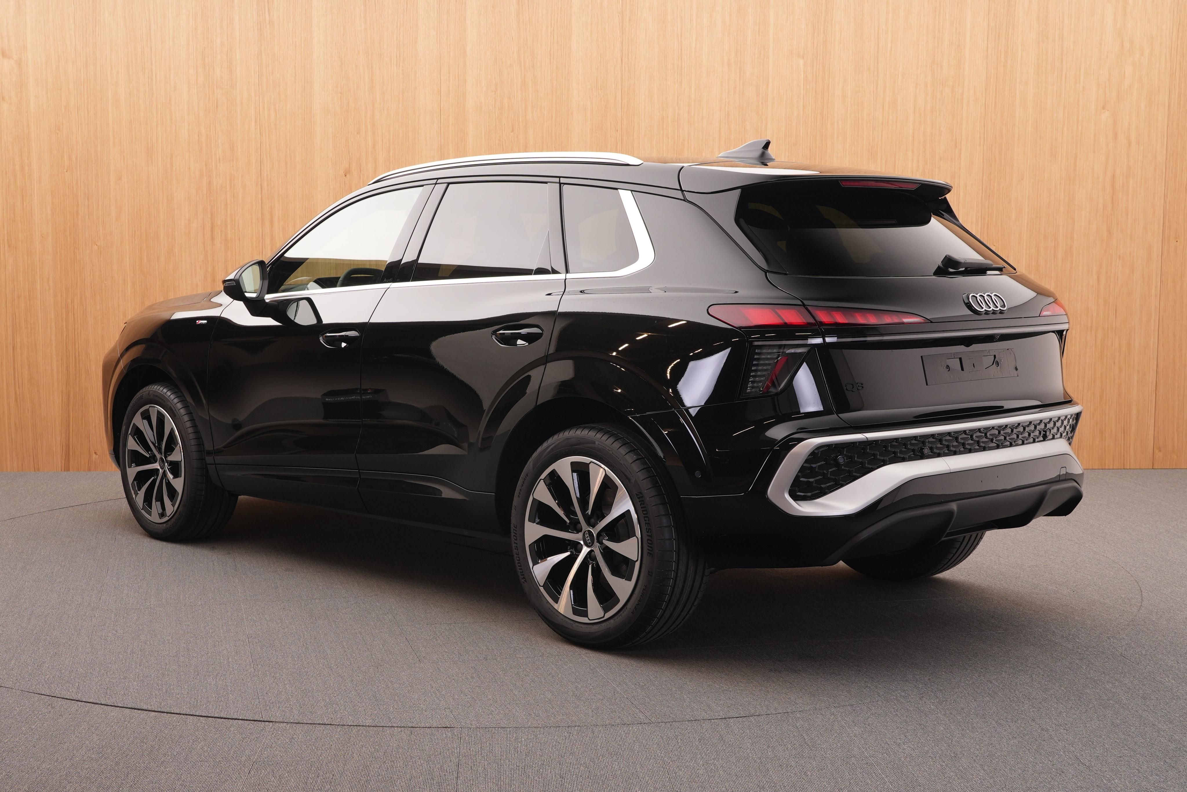 Audi Q3, S line  35 TFSI 110 kW - fotka 3