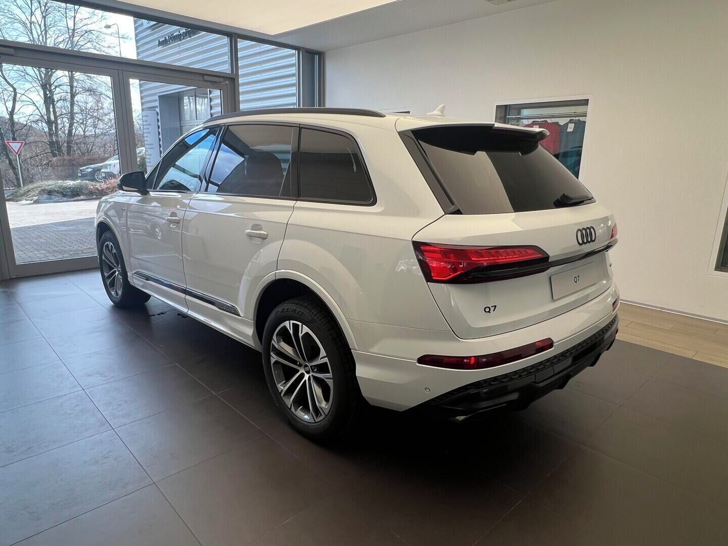 Audi Q7, SUV S line TDI quattro 210 kW - fotka 2