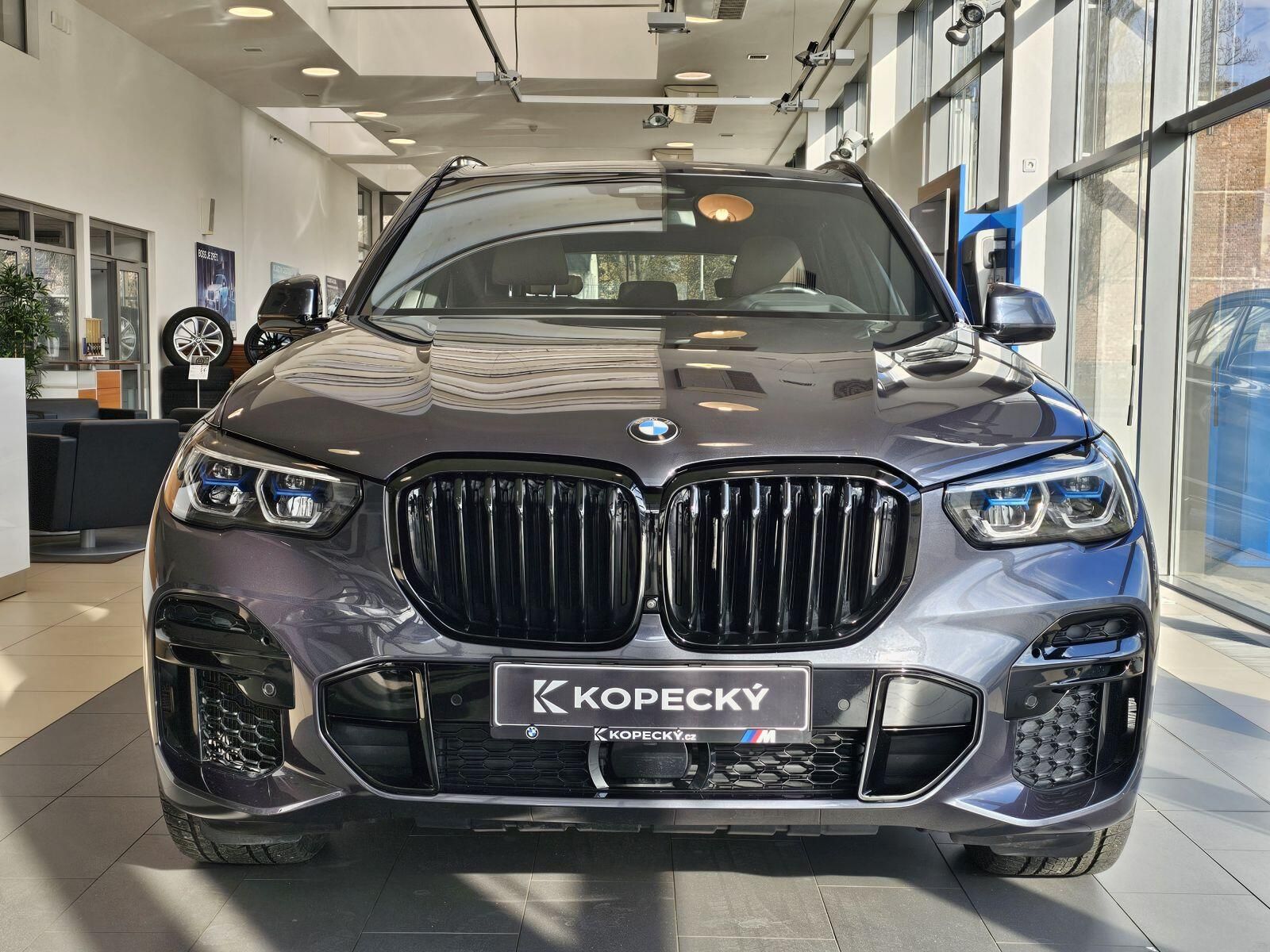 BMW X5, M50i - fotka 2