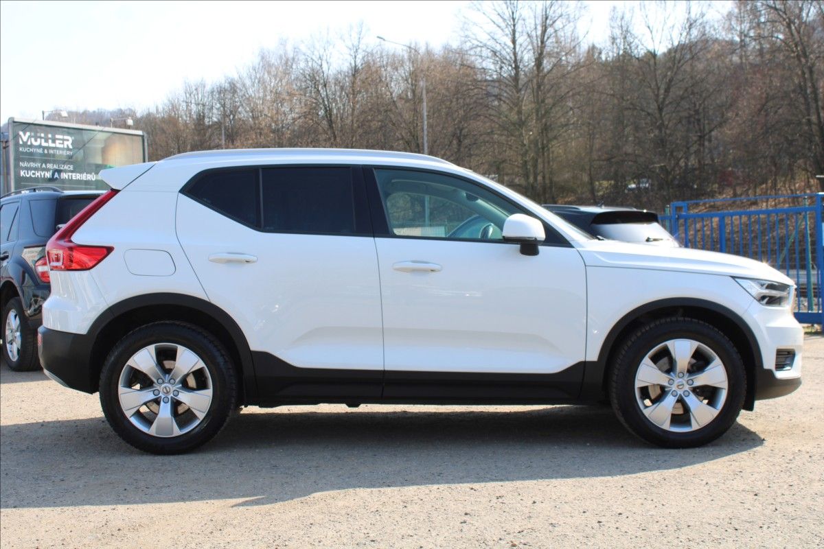 Volvo XC40, 2,0 T4  1MAJ,4x4,MOMENTUM PRO - fotka 4