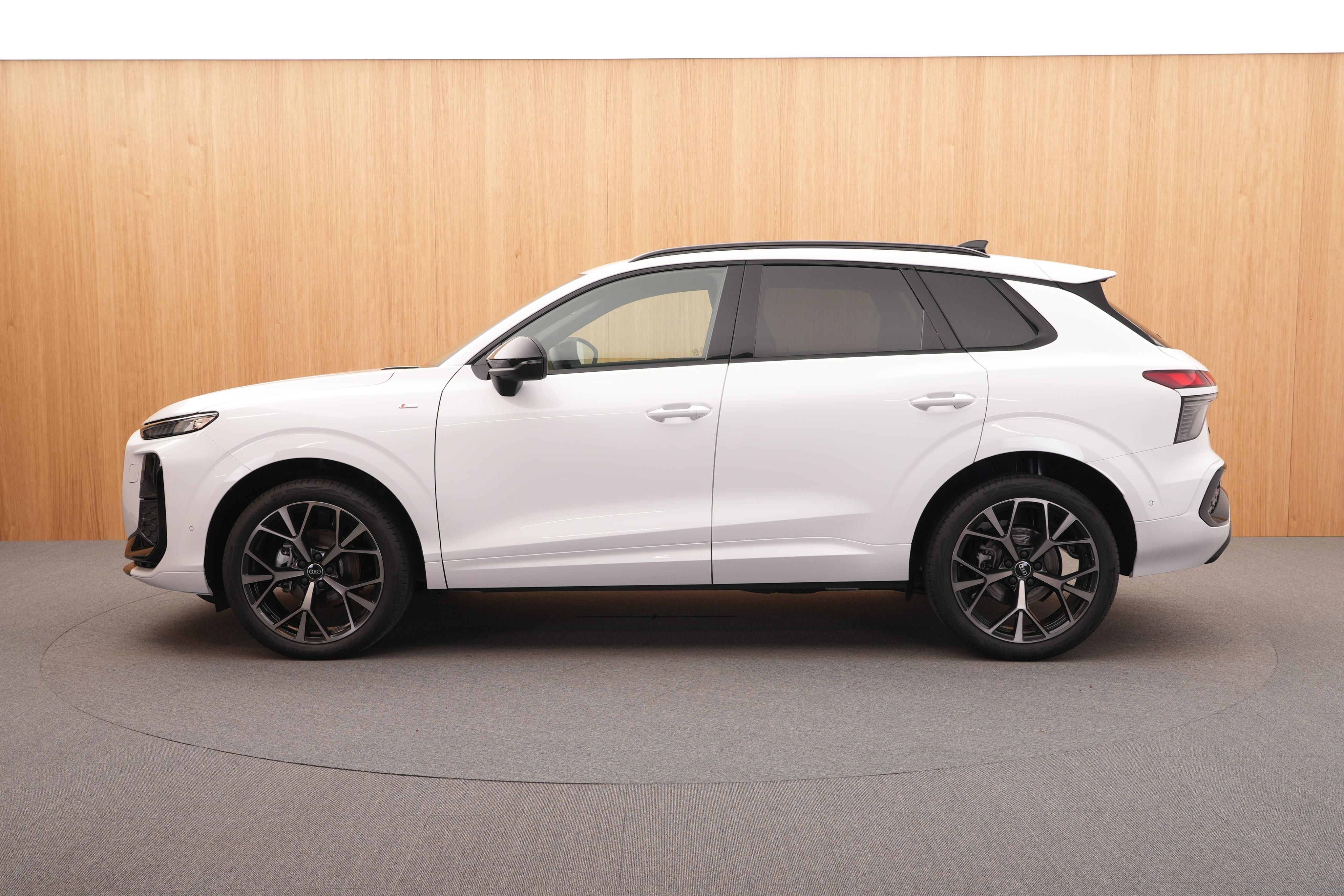 Audi Q3, S line  35 TFSI 110 kW - fotka 2