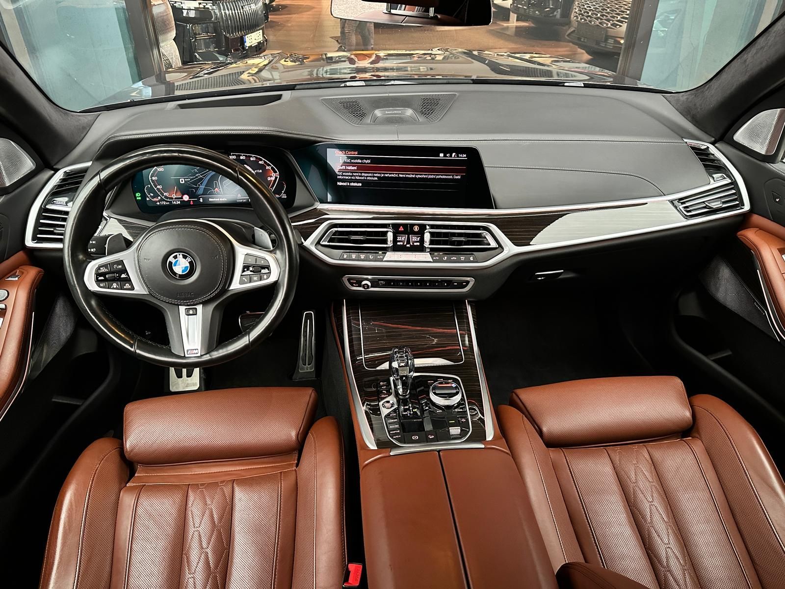 BMW X7, 50i xDrive Individual B&W - fotka 6
