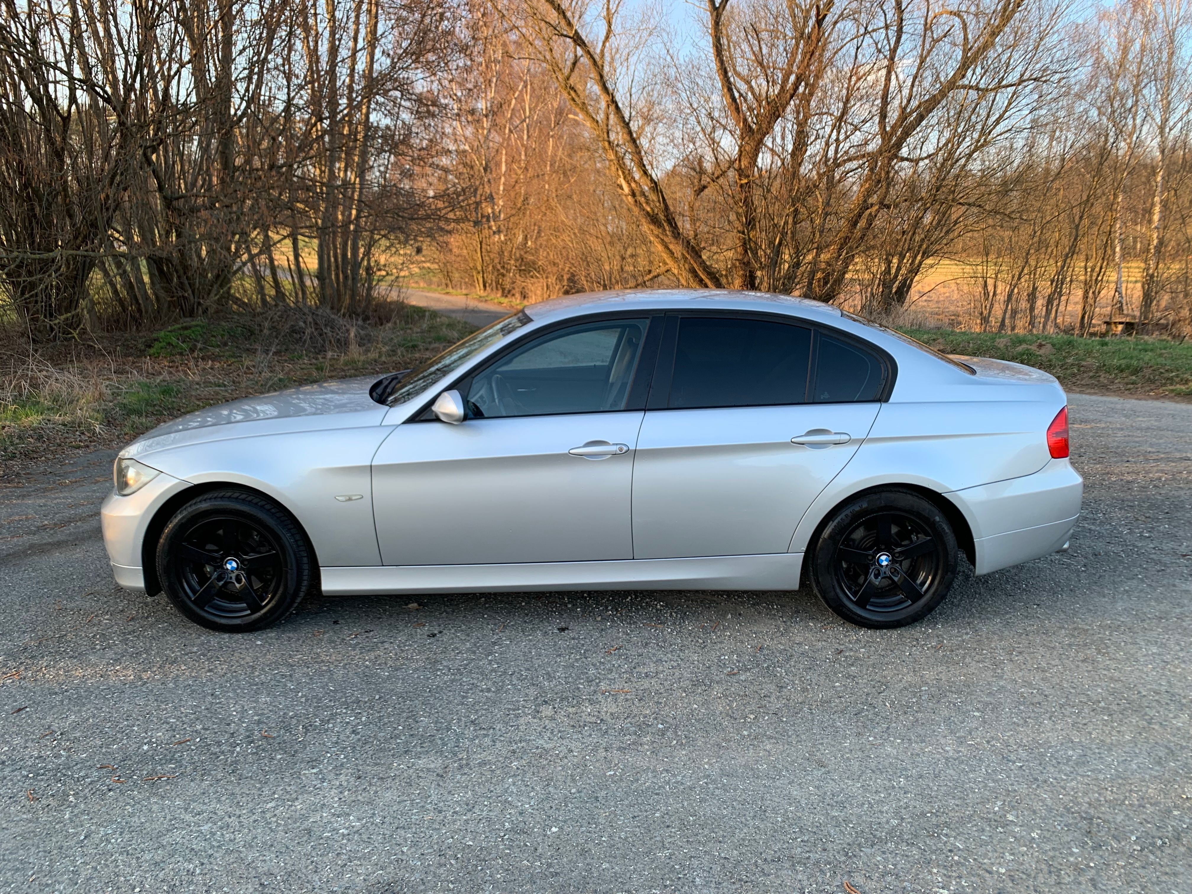 BMW Řada 3, 318i e90 - fotka 2