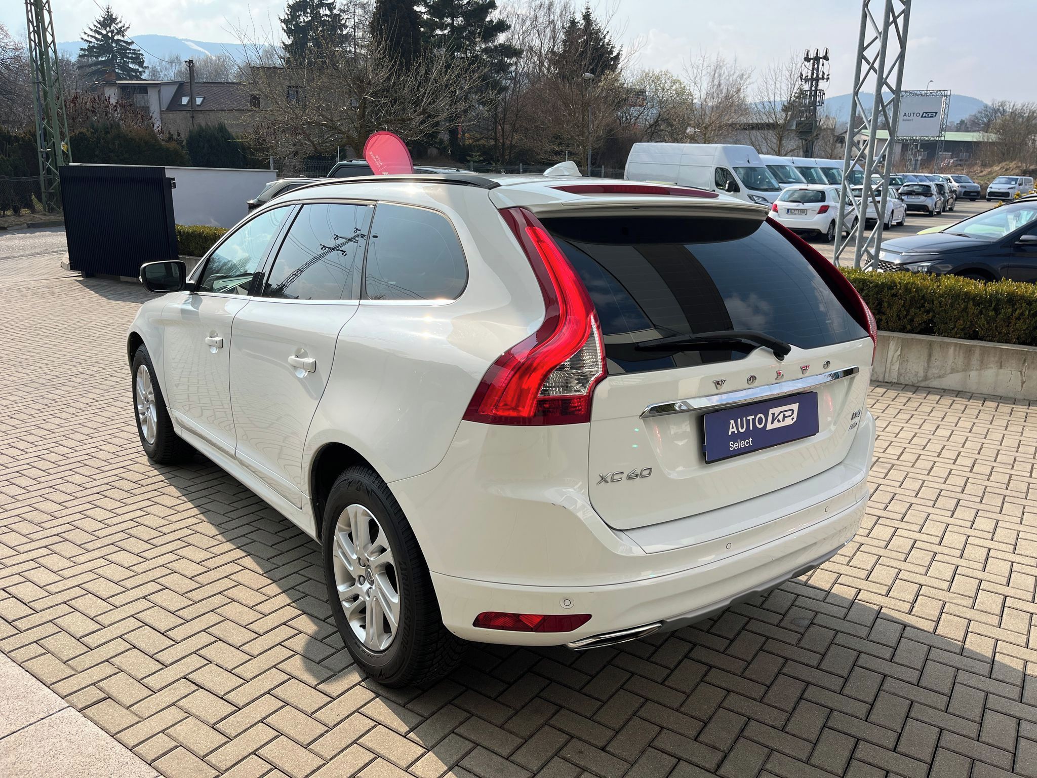 Volvo XC60, 2,4 D4 AWD Momentum ČR - fotka 4