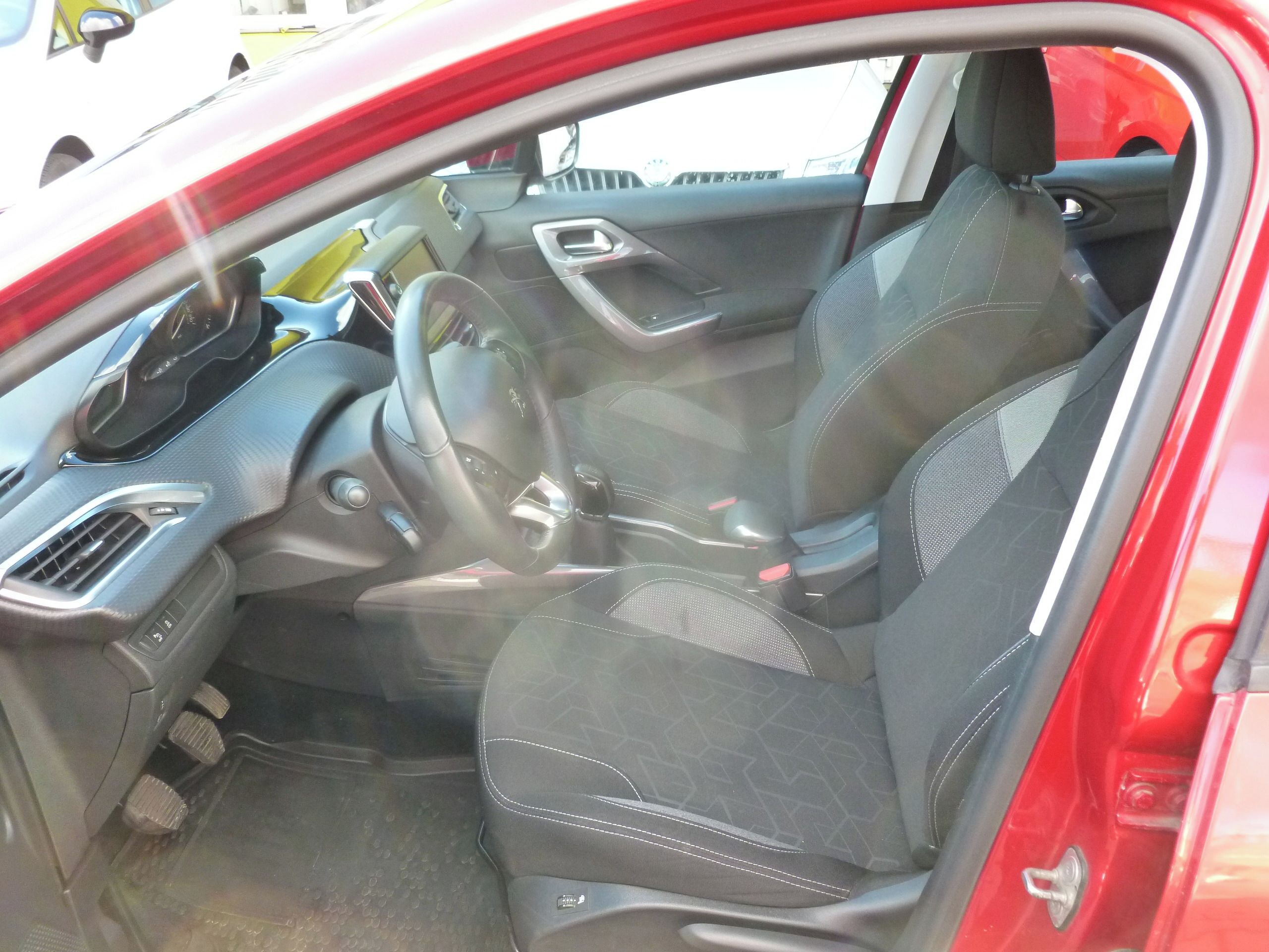 Peugeot 2008, 1.2 digi Klima - fotka 5