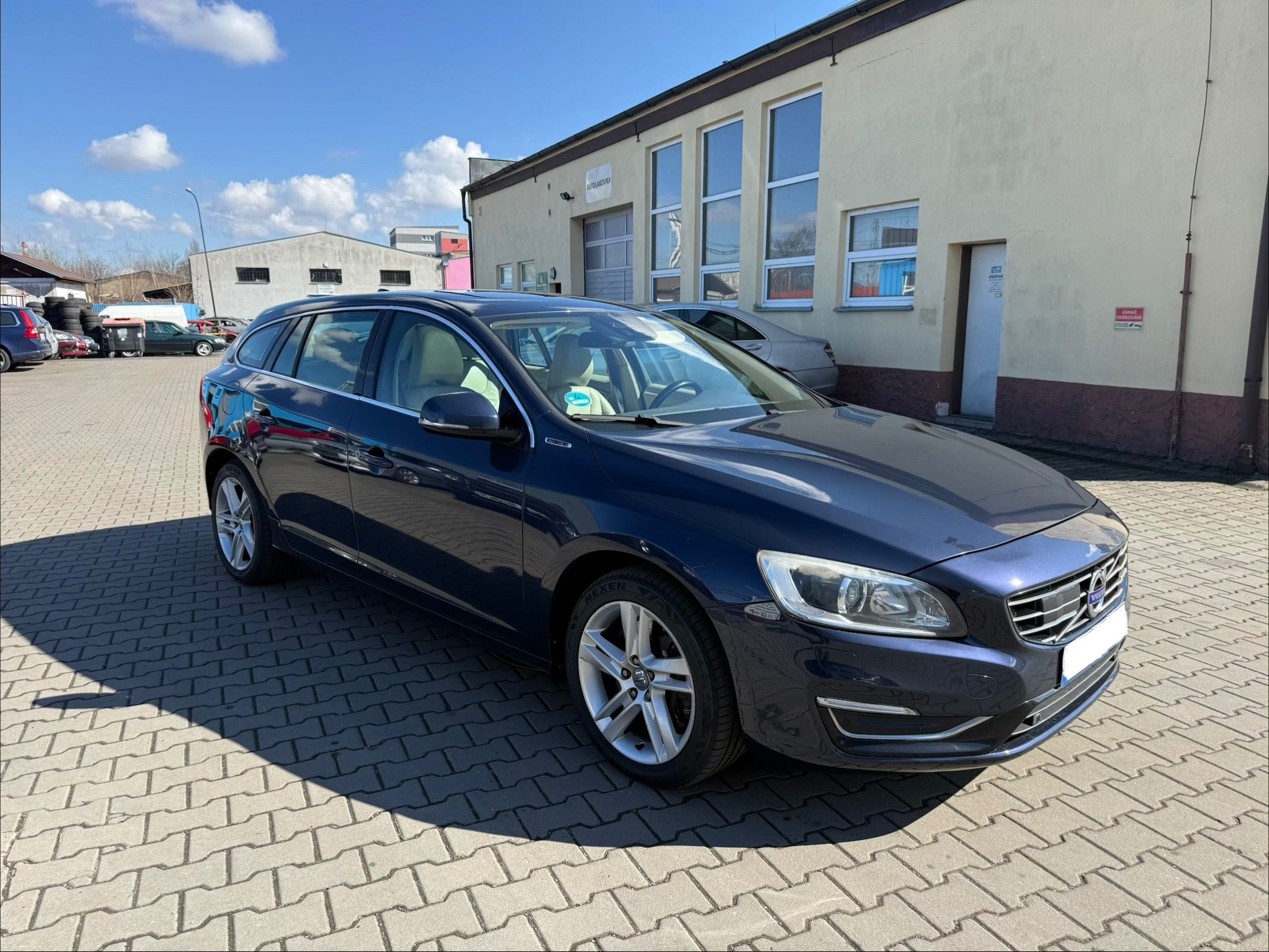 Volvo V60, 2.4 D6 Plug-in Hybrid Summum - fotka 2