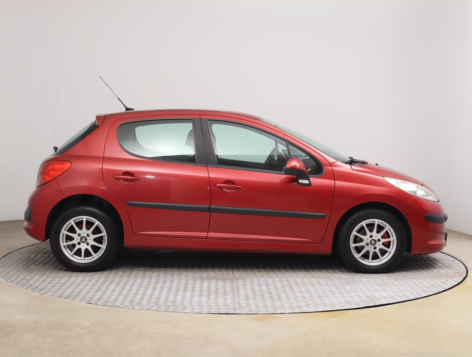 Peugeot 207, 1.4 16V, po STK, Klima - fotka 6
