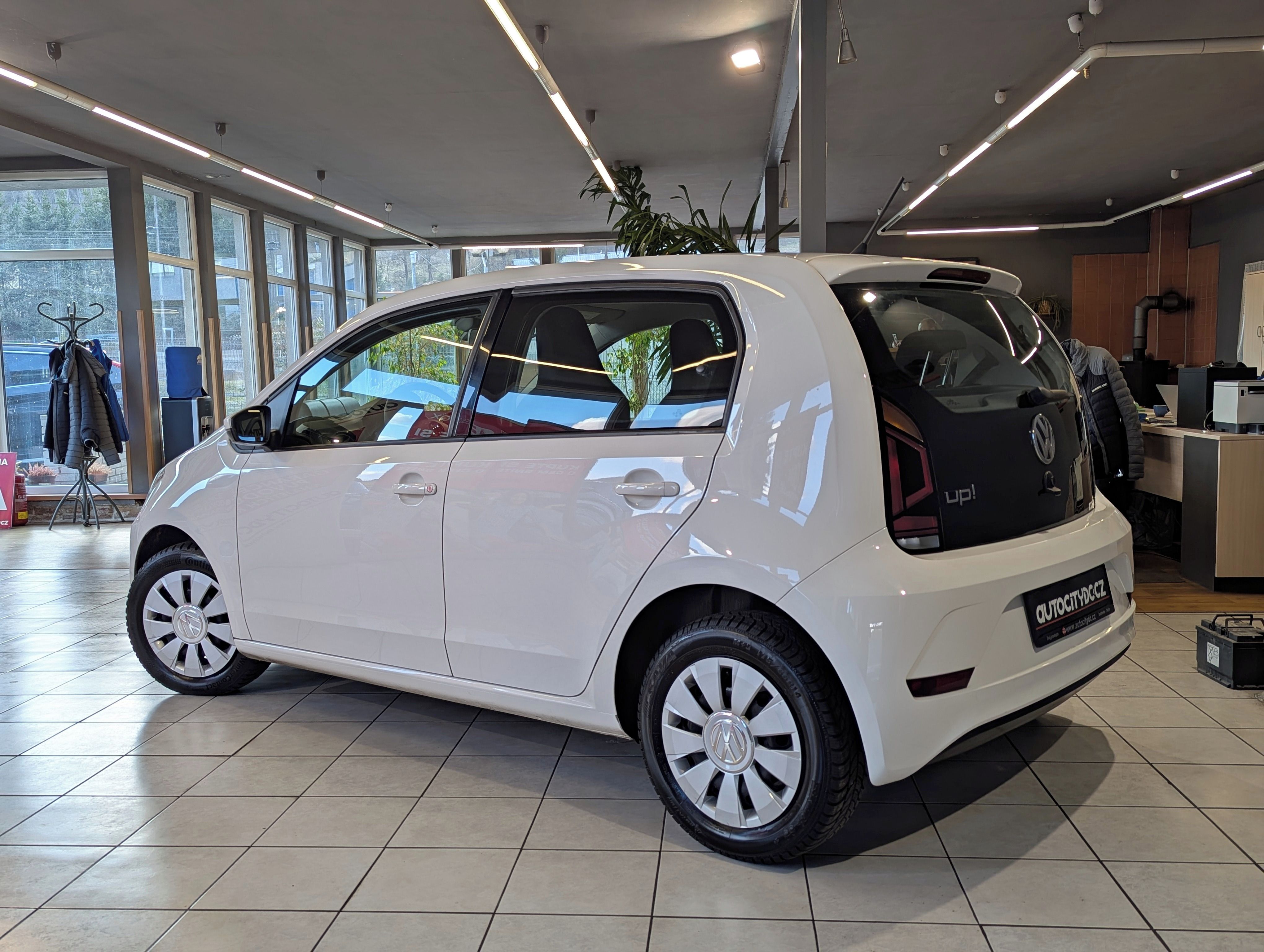 Volkswagen Up!, 1.0 MPi 44kW MOVE VÝHŘEVY, DPH - fotka 5