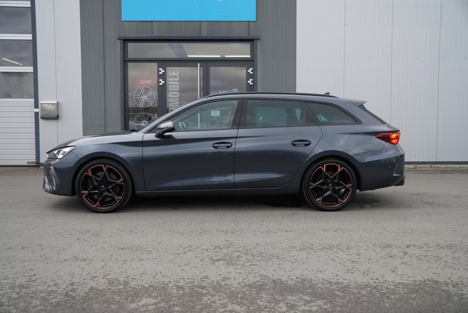 Cupra Leon, Sportstourer 2.0 TSI 4Drive VZ - fotka 2