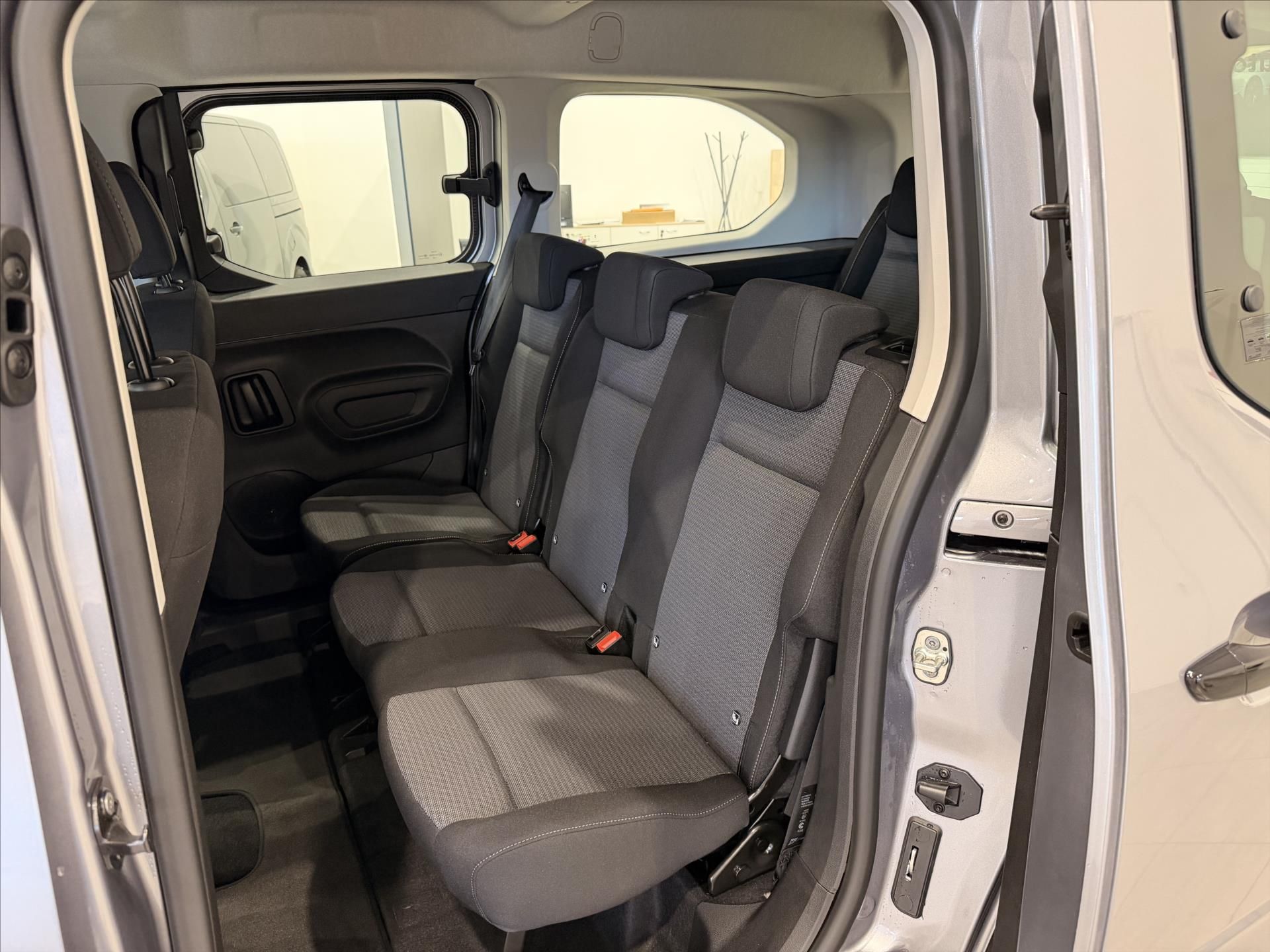 Toyota Proace City Verso, 1,5 Diesel (130hp)  8AT LWB 7M - fotka 6