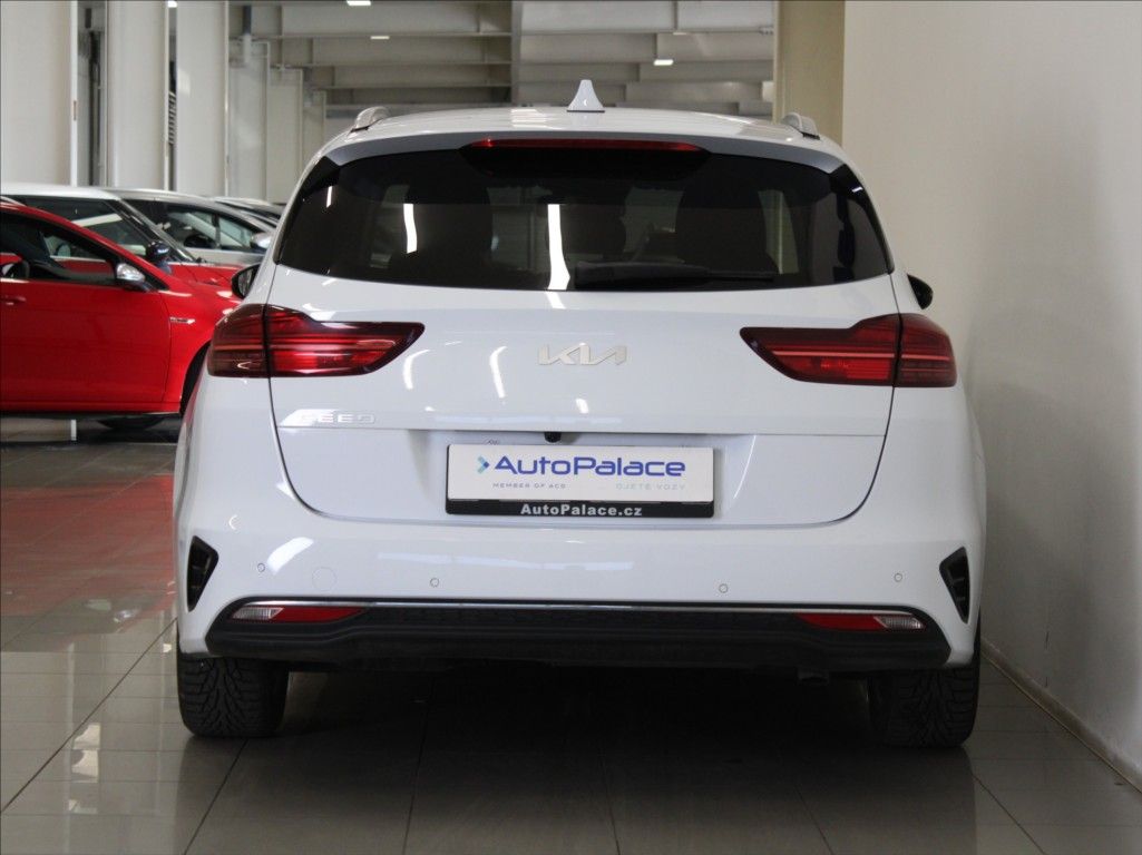 Kia Cee´d, 1,6 CRDi 100kW Exclusive ČR - fotka 4
