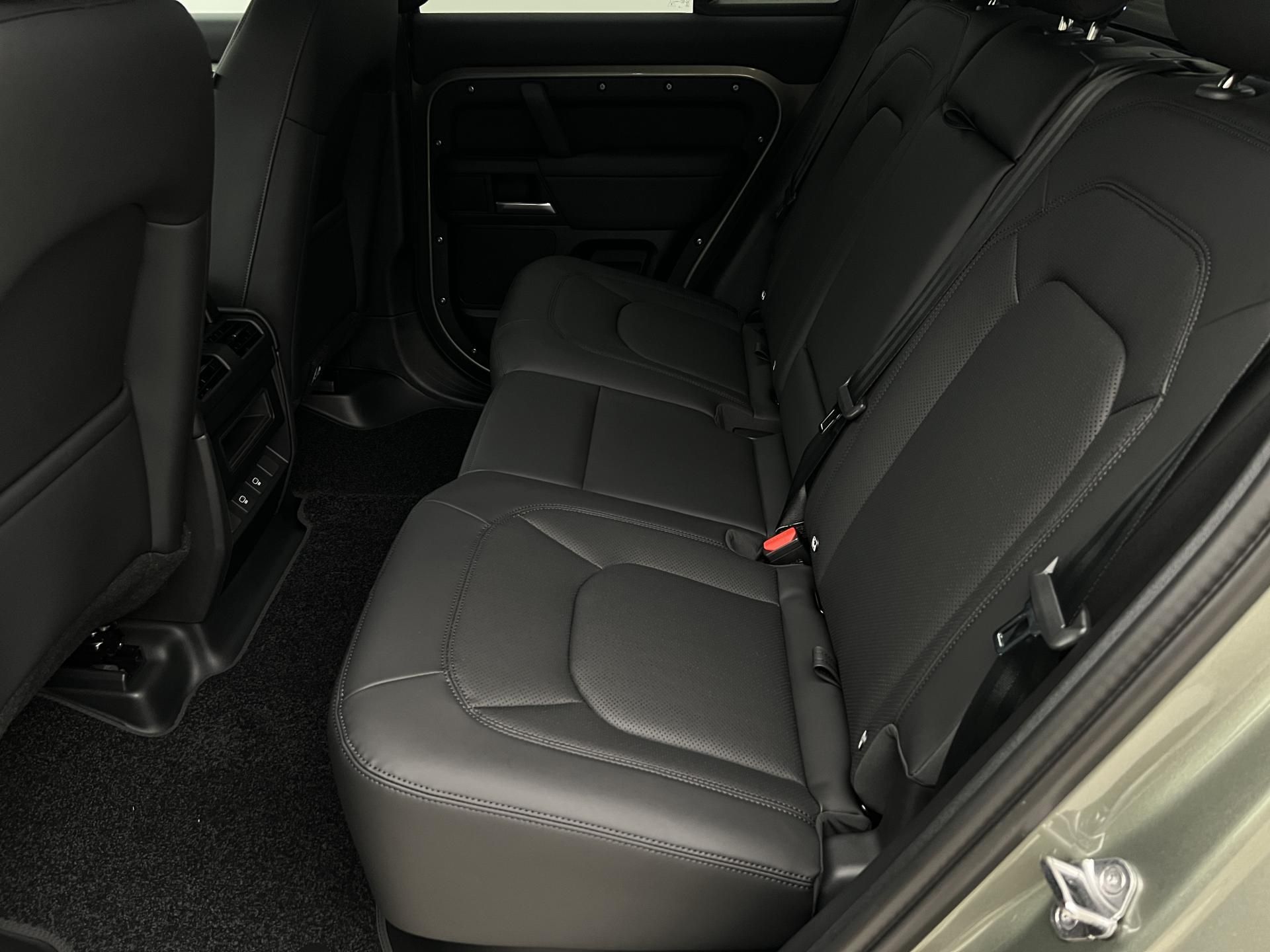 Land Rover Defender, 110 D250 X-DYNAMIC SE AWD AUT - fotka 6