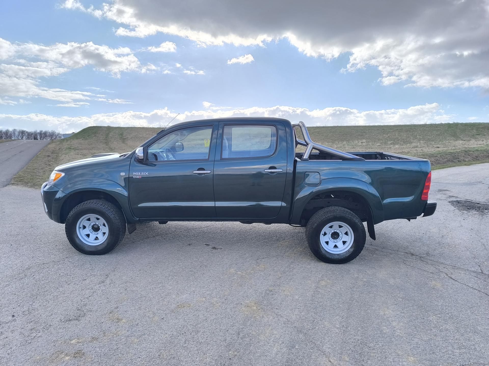 Toyota Hilux, 2.5 D-4D SERVISNÍ KN,DOL KM - fotka 4