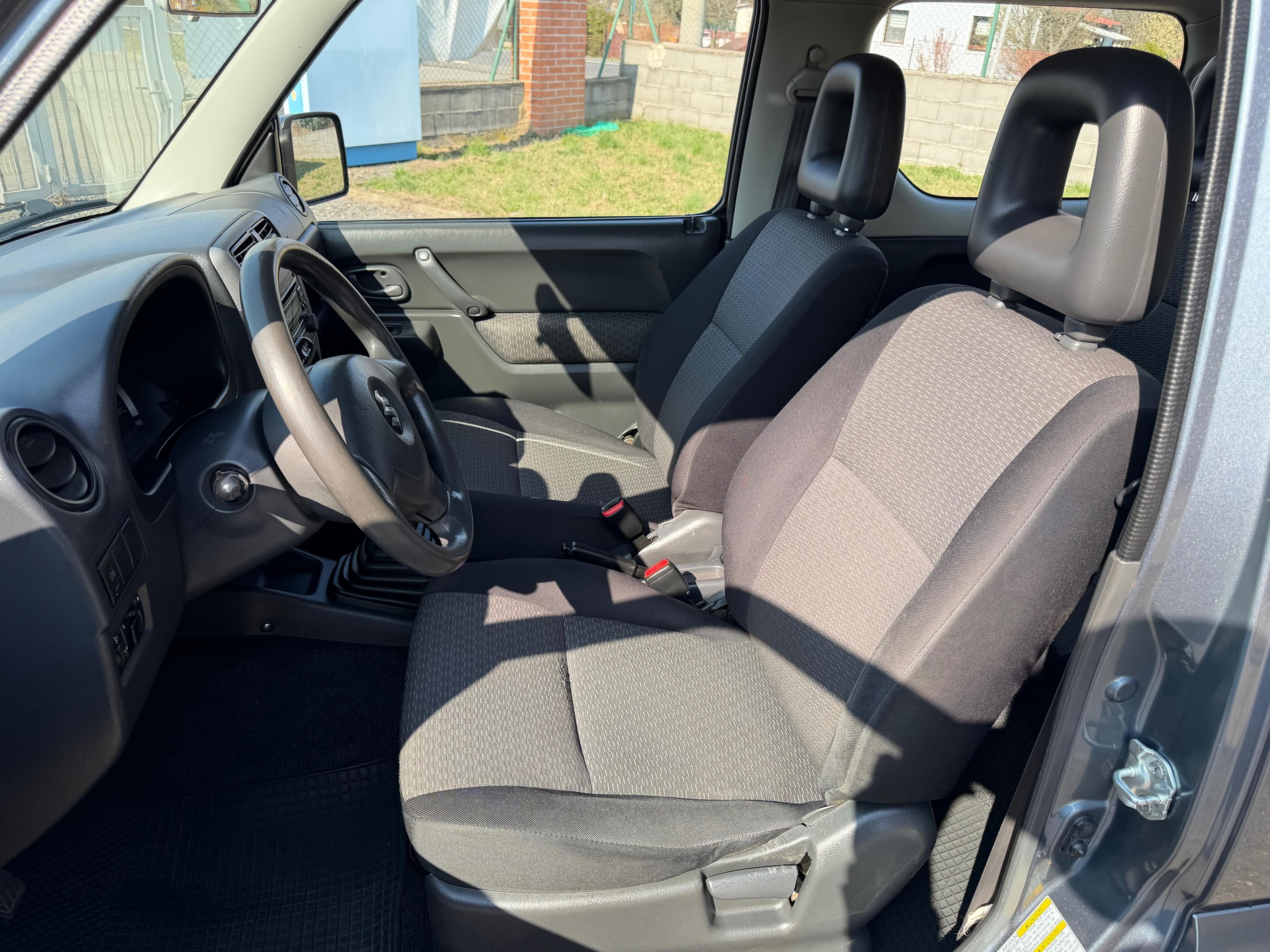 Suzuki Jimny, 1.3I 63KW KLIMA 4X4 TAŽNÉ - fotka 6
