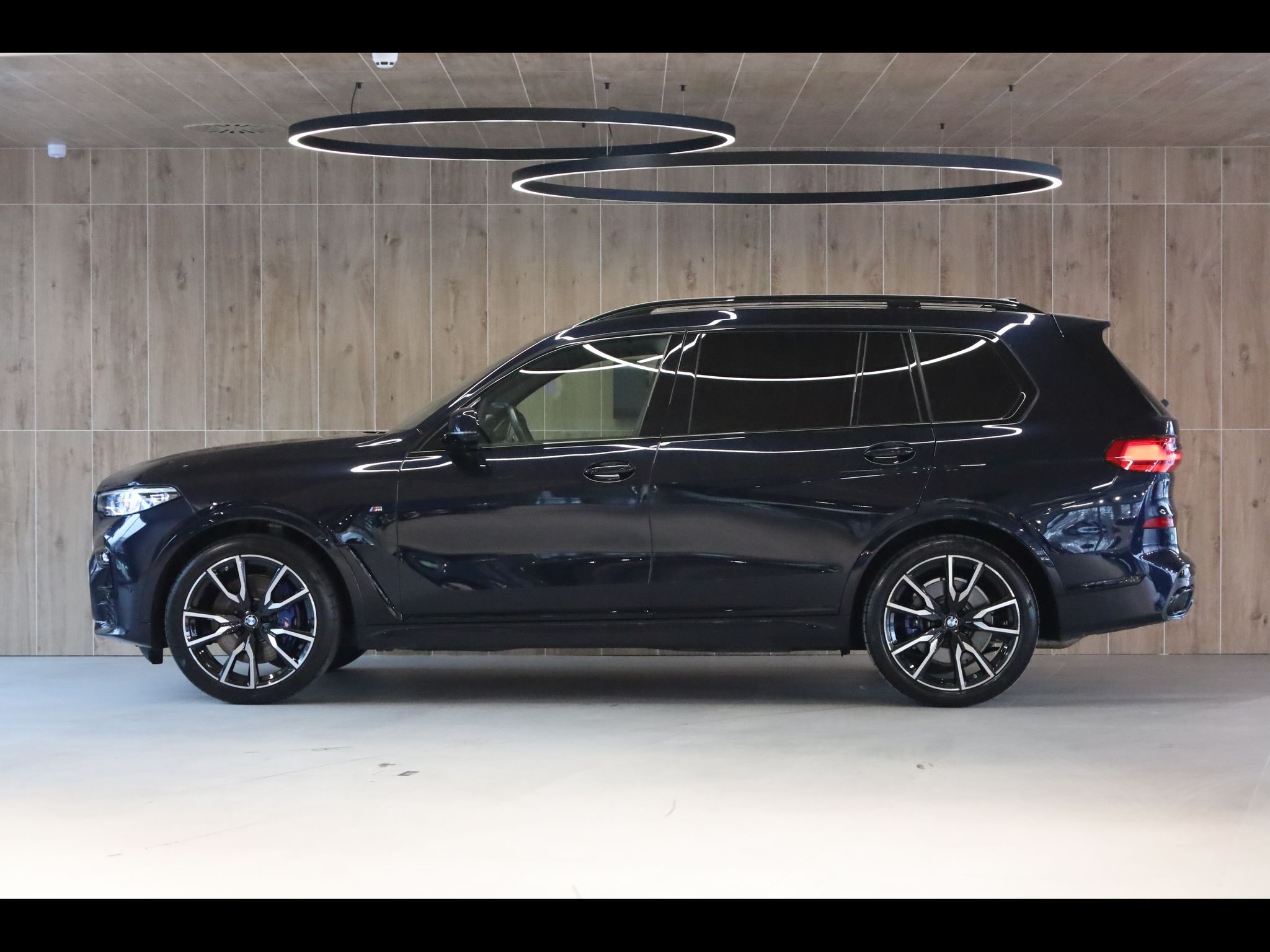 BMW X7, 40d xDrive, Executive, B&W - fotka 3