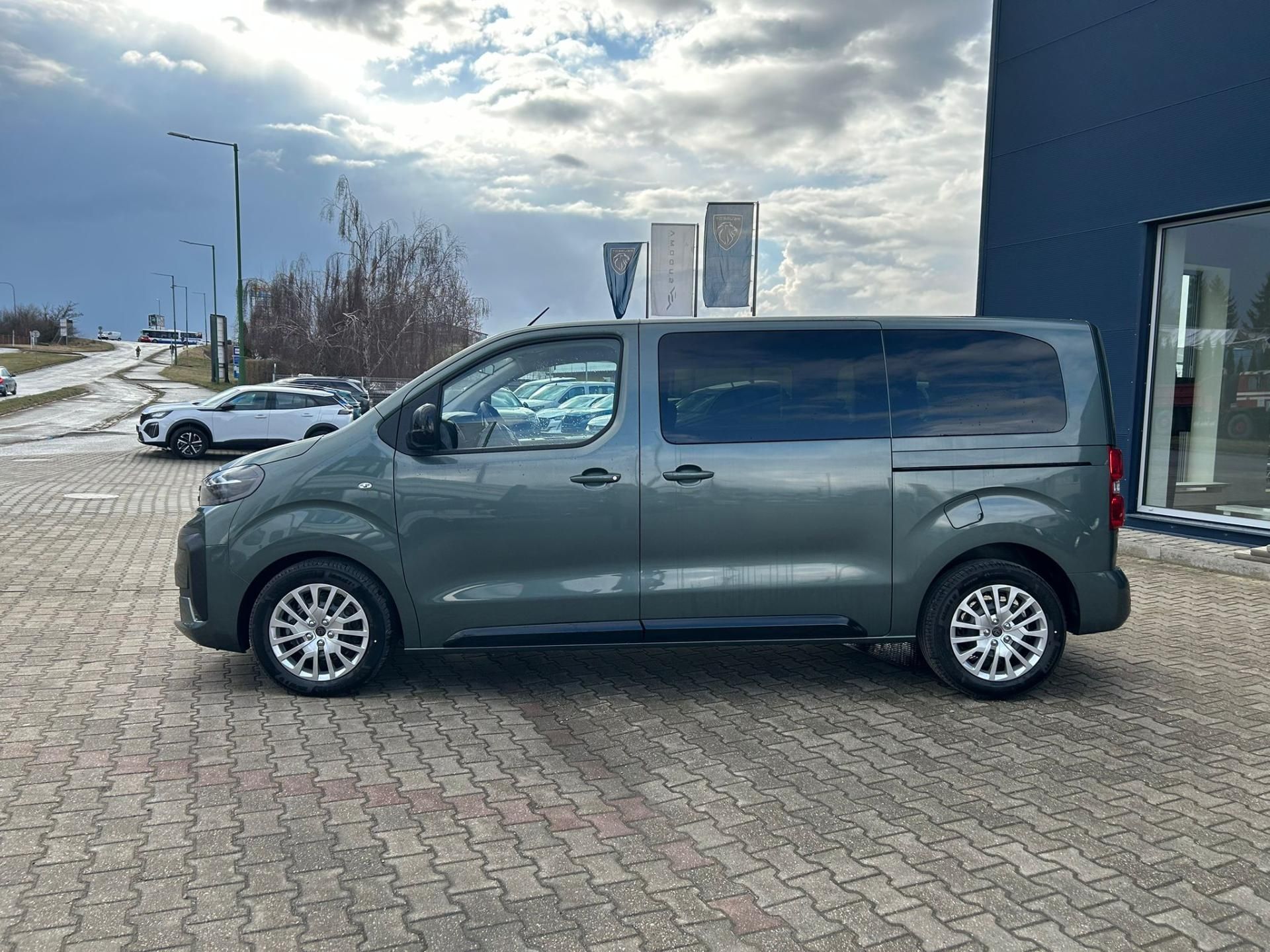 Peugeot Traveller, Active L2 2.2 BlueHDi 180 EAT8 - fotka 6