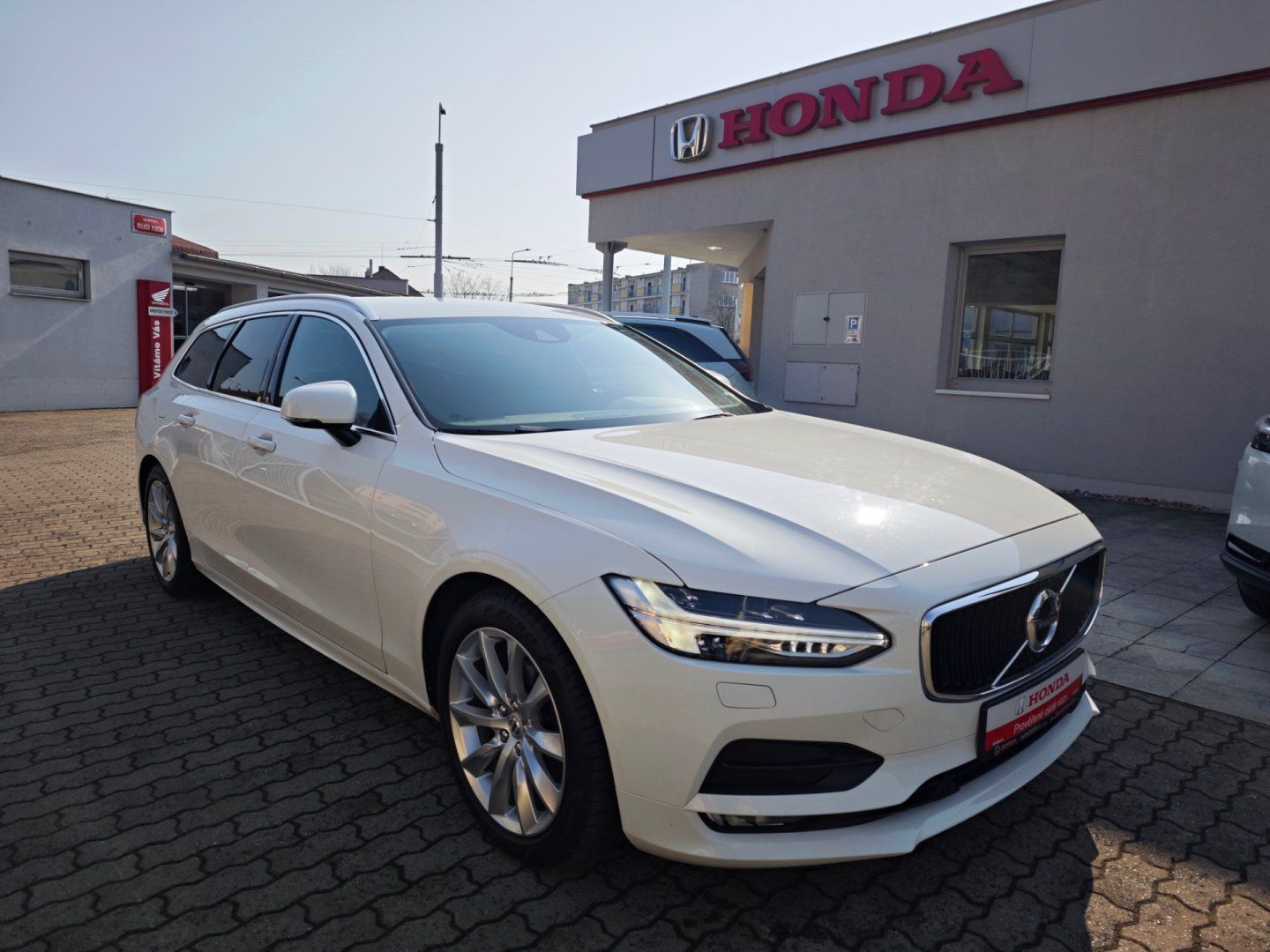 Volvo V90, 2.0 D4 FWD Momentum 140kW 8AT