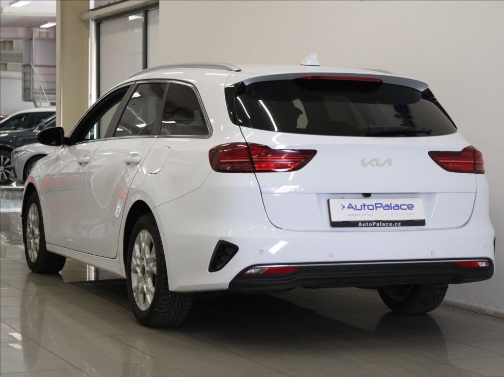 Kia Cee´d, 1,6 CRDi 100kW Exclusive ČR - fotka 3