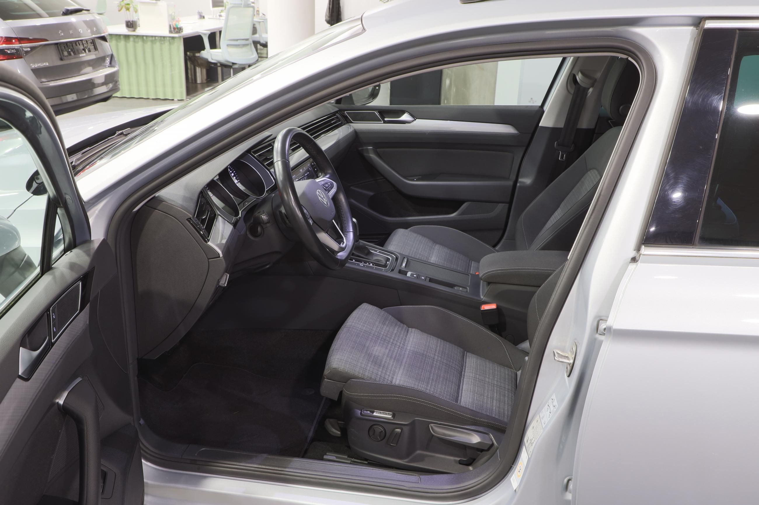 Volkswagen Passat Variant, 2.0 TDI 110kW DSG / Matrix - fotka 5
