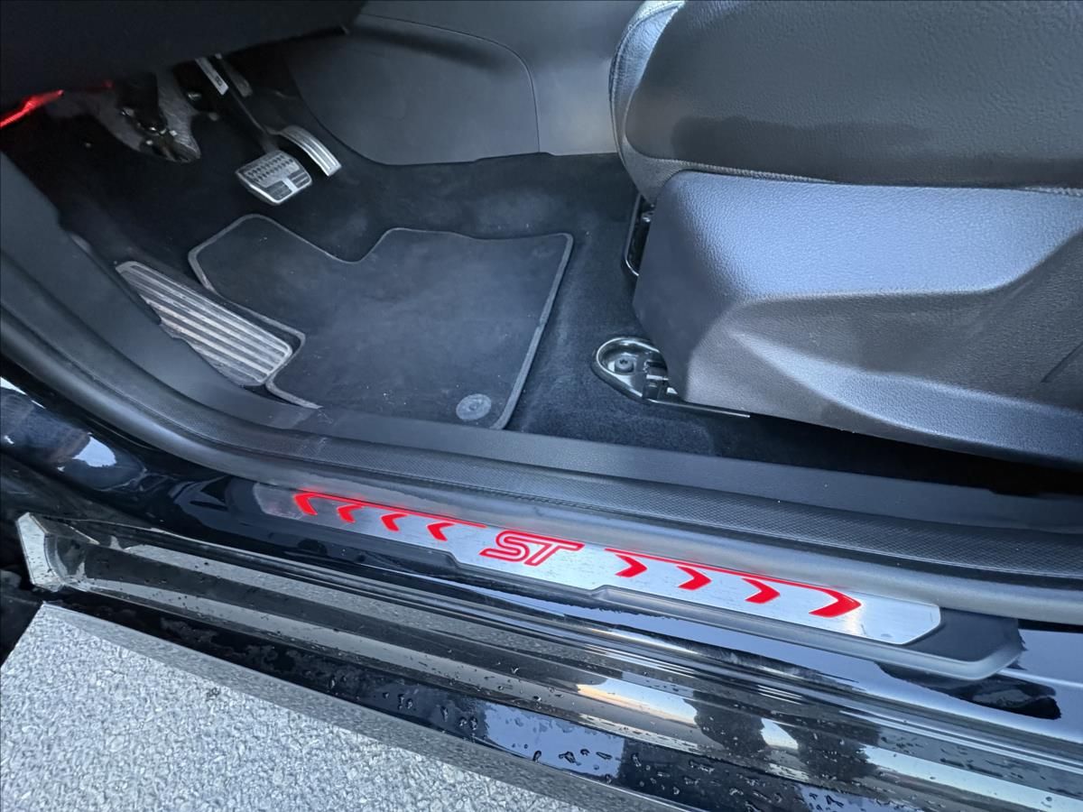 Ford Focus, 2,0 TDCi 136kW ST,AT,Xen,Šíbr - fotka 4