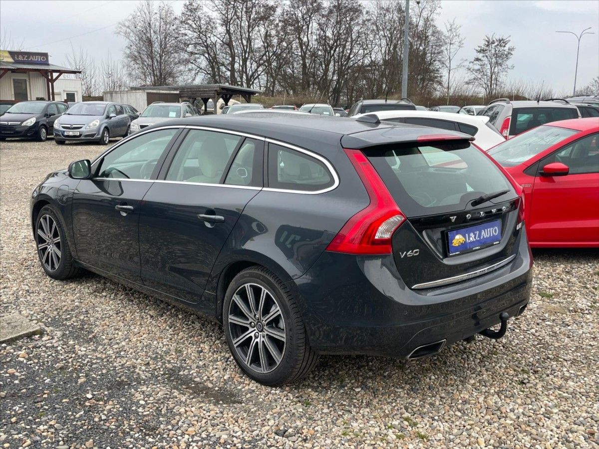 Volvo V60, 2,4 D- PLUG IN HYBRID SUMMUM - fotka 4