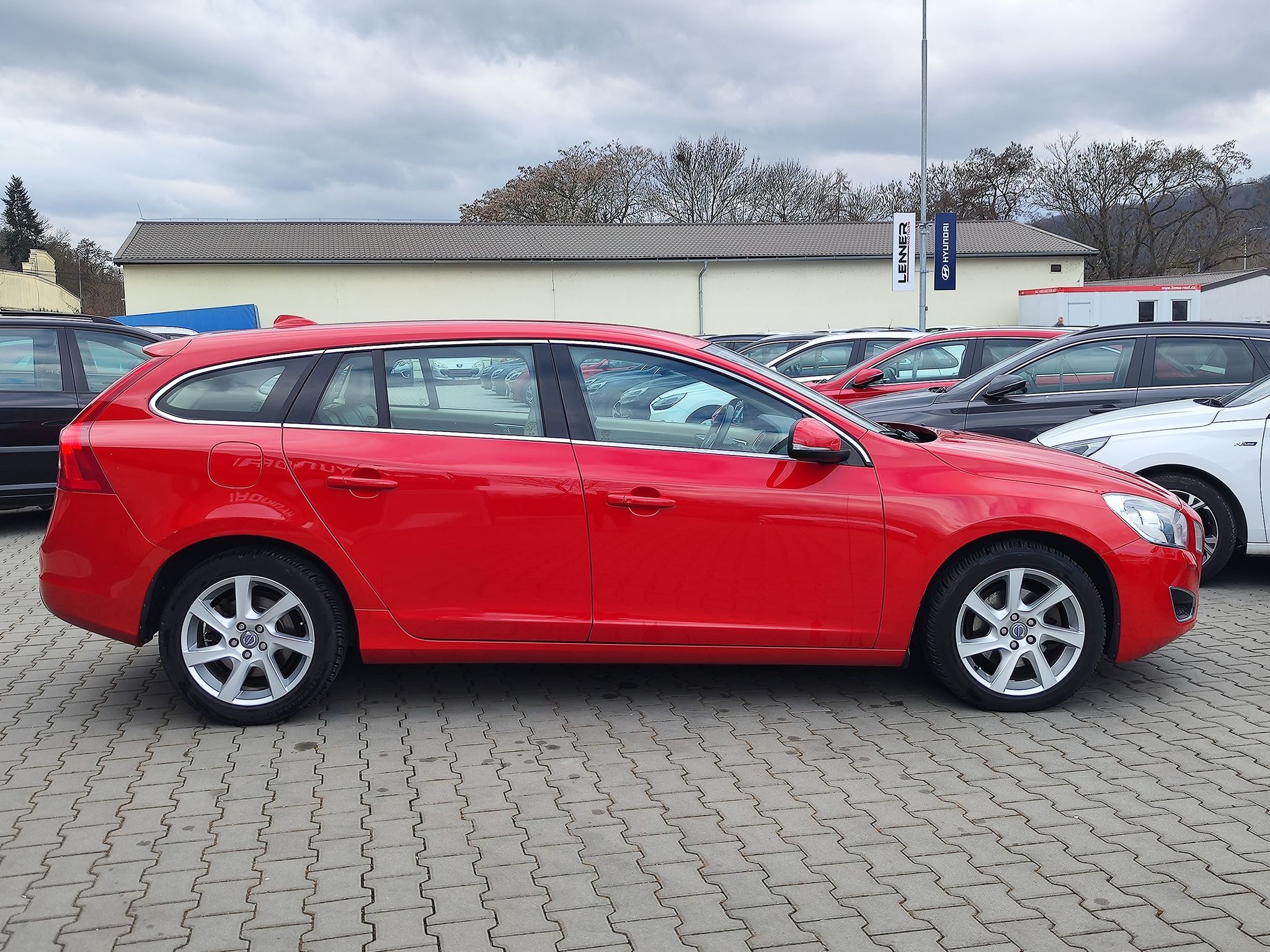 Volvo V60, 2.0 D4/120kW R-Design - fotka 4