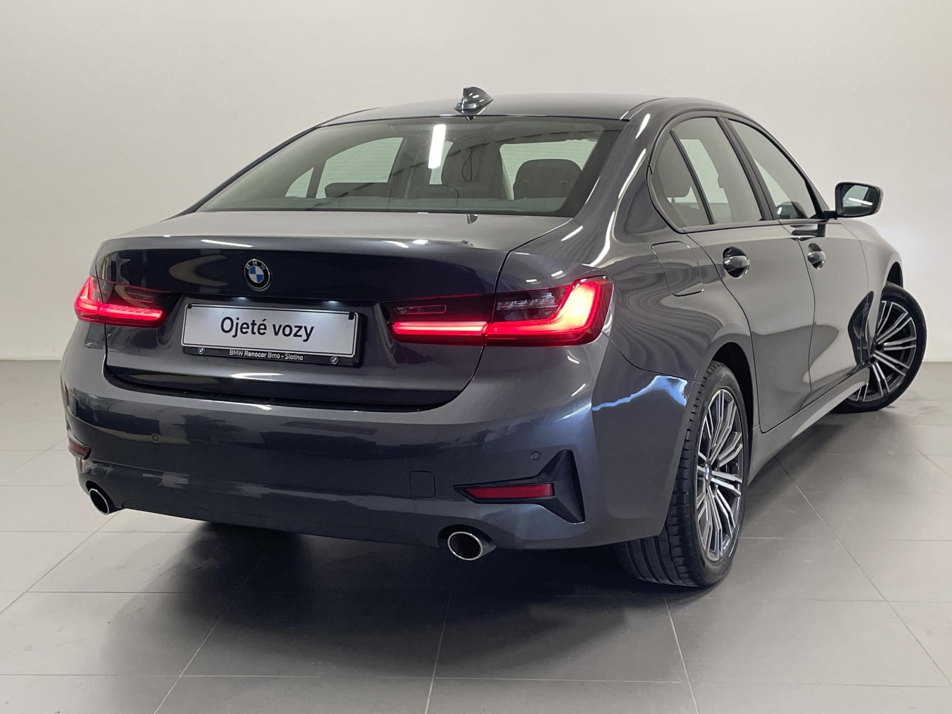 BMW Řada 3, 318d Sedan - fotka 2