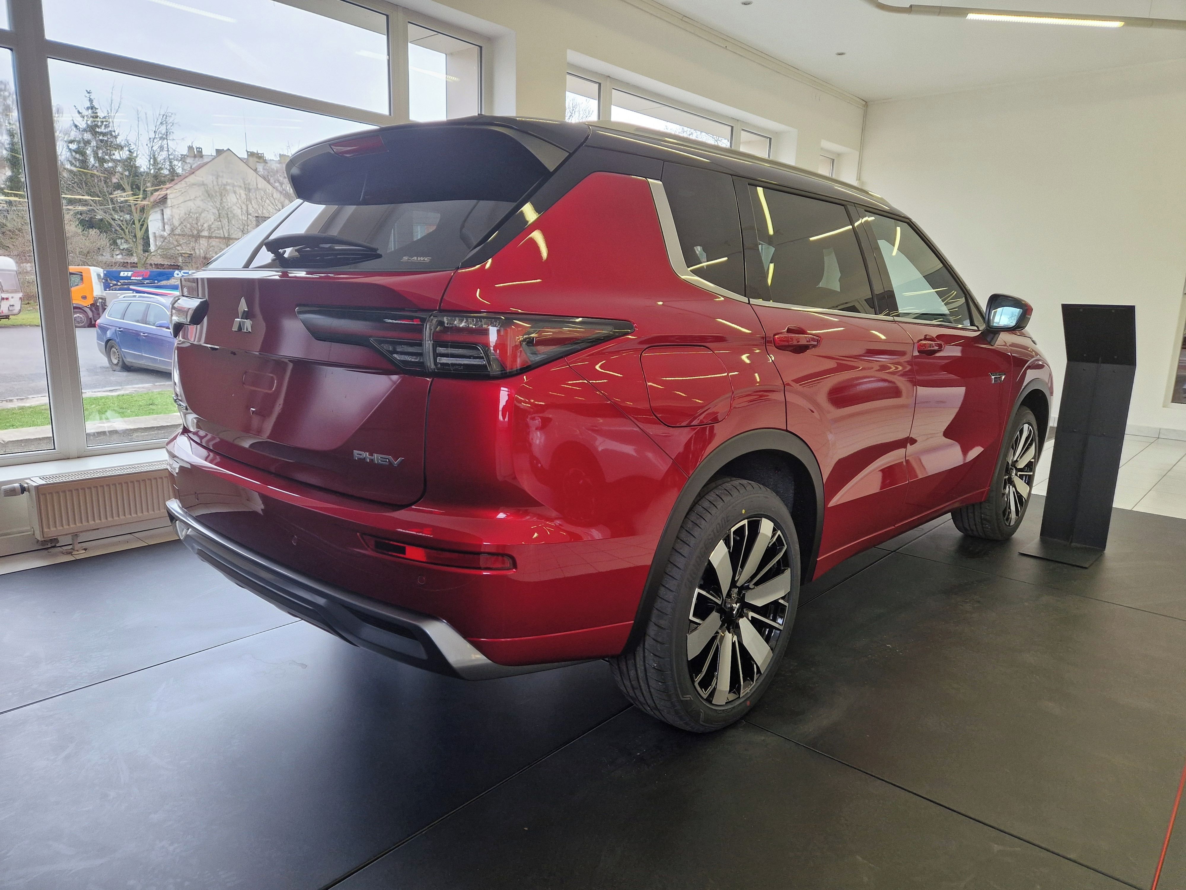 Mitsubishi Outlander, INSTYLE 2.4 MIVEC PHEV 306k - fotka 3