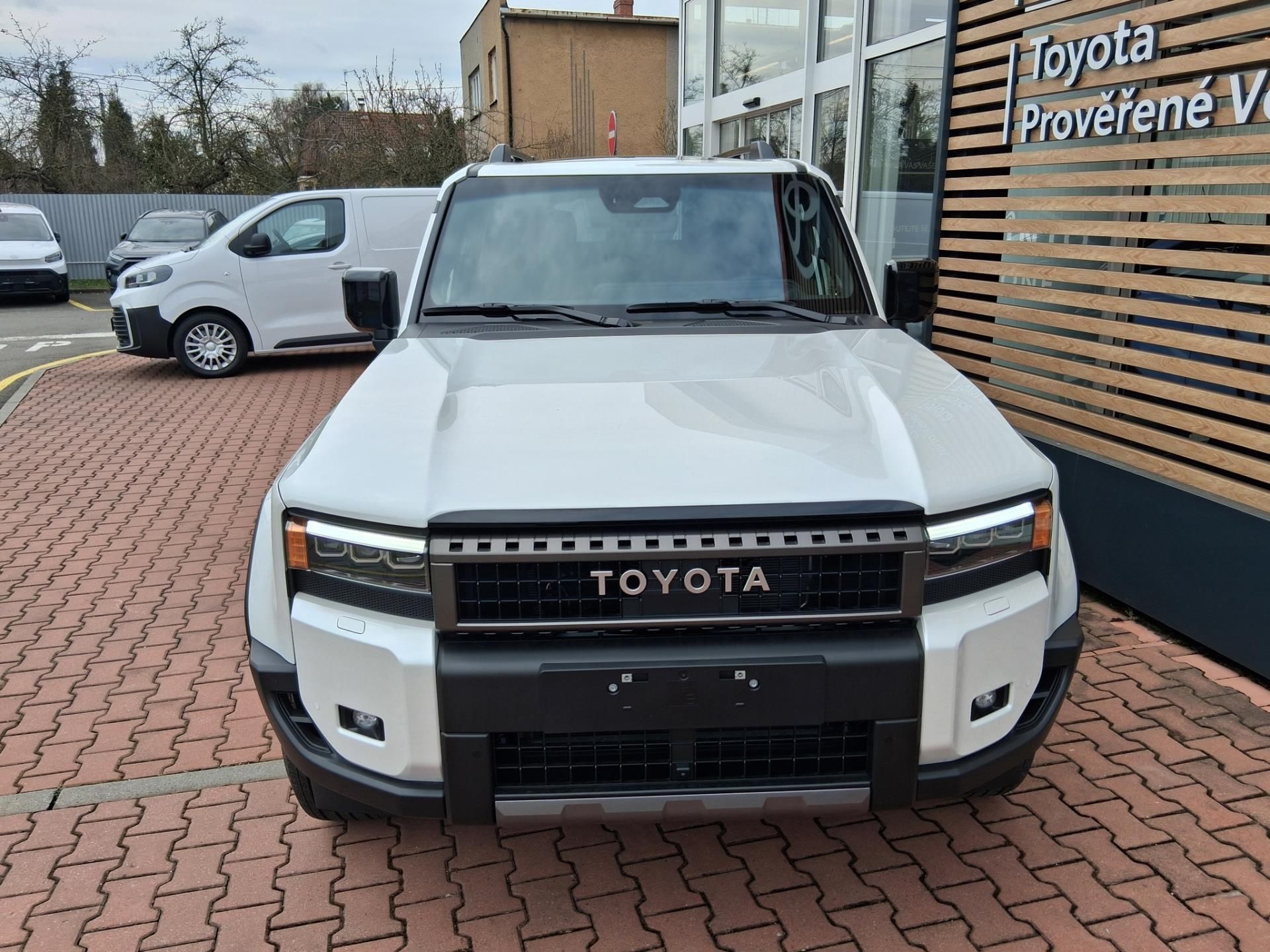Toyota Land Cruiser, 2,8 MHEV EXECUTIVE + SKYVIEW - fotka 2