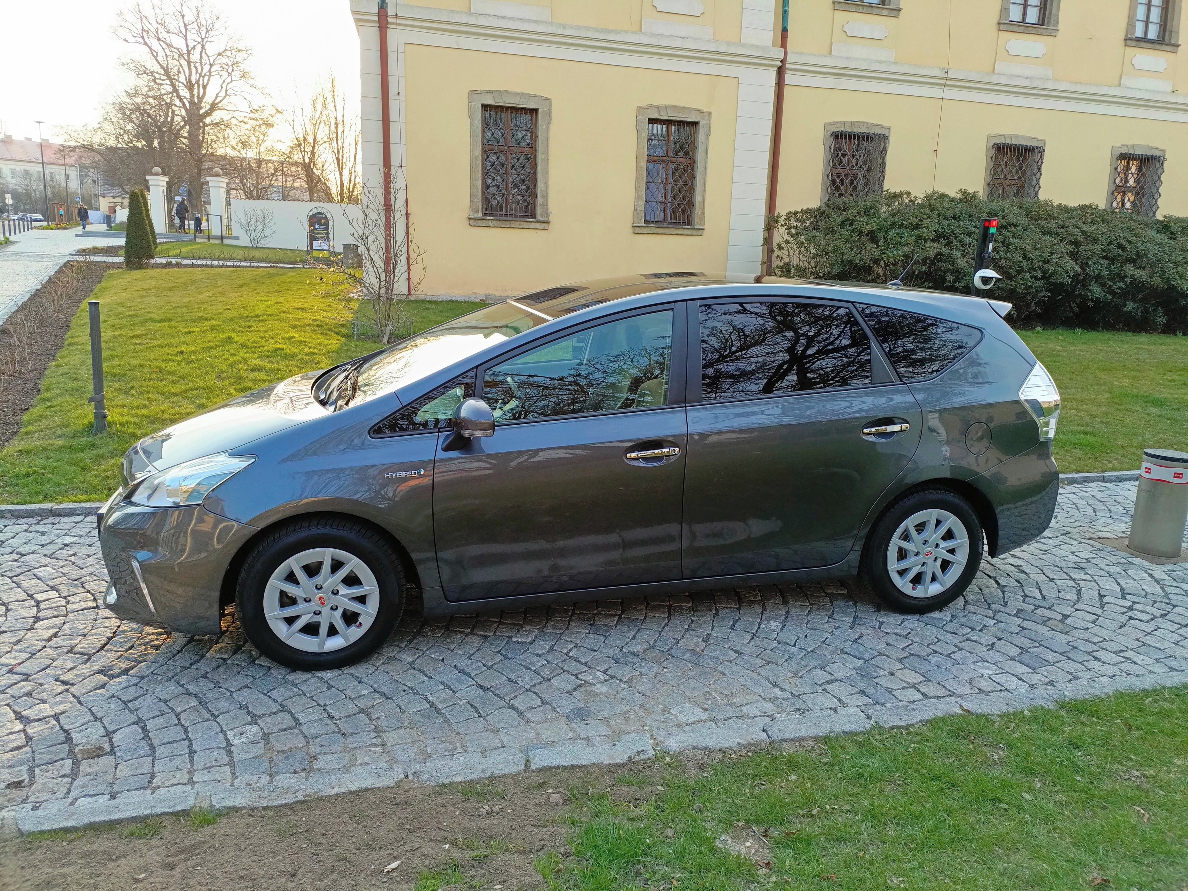 Toyota Prius, Plus Hybrid 7 mist automat - fotka 3