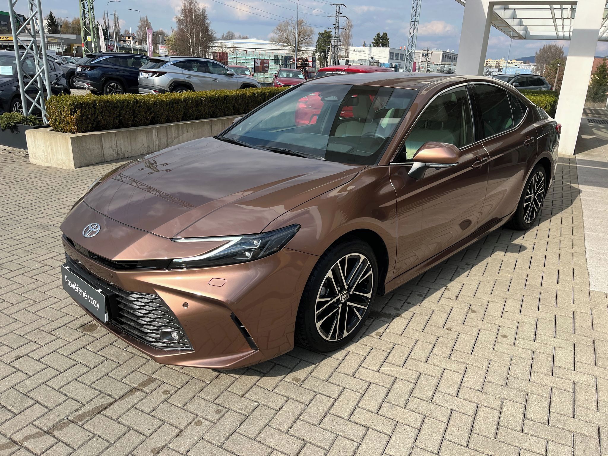 Toyota Camry, 2.5 Hybrid e-CVT Executive JBL - fotka 2