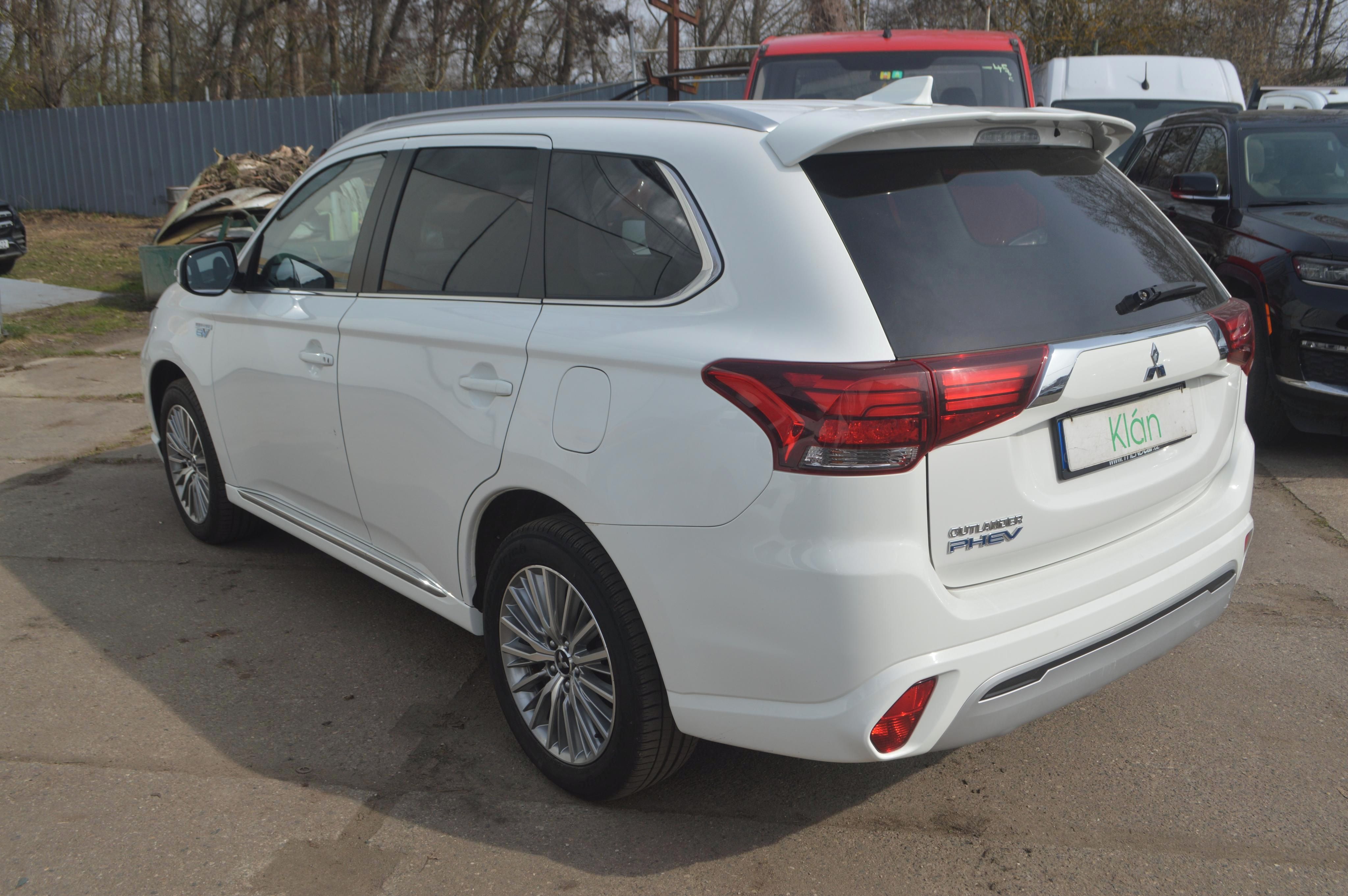 Mitsubishi Outlander, 2,4PHEV 1.MAJ 4x4 CEBIA TOP - fotka 4