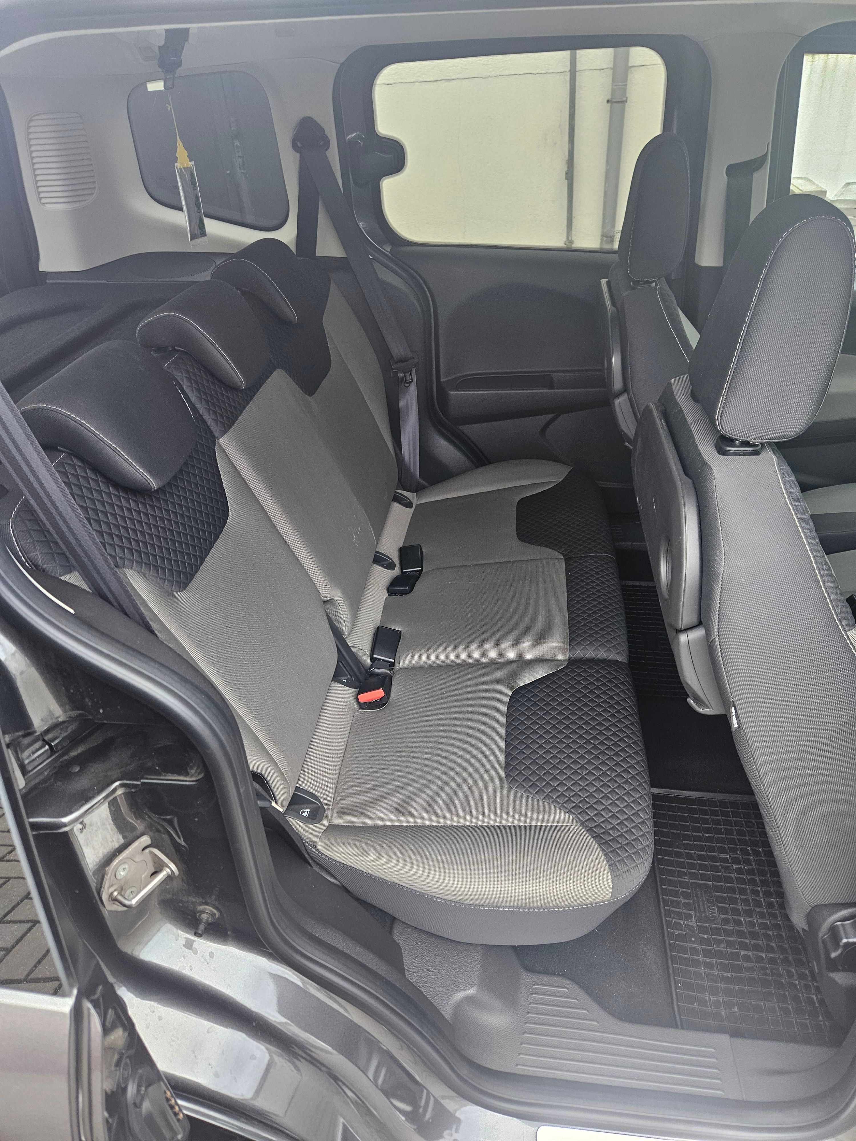 Ford Tourneo Courier, Ford Courier 1.5 TDCi 74kw - fotka 3