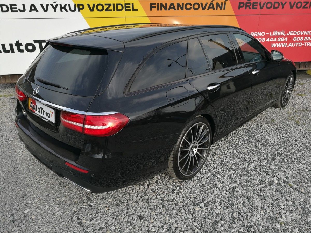 Mercedes-Benz Třídy E, 300d - fotka 3
