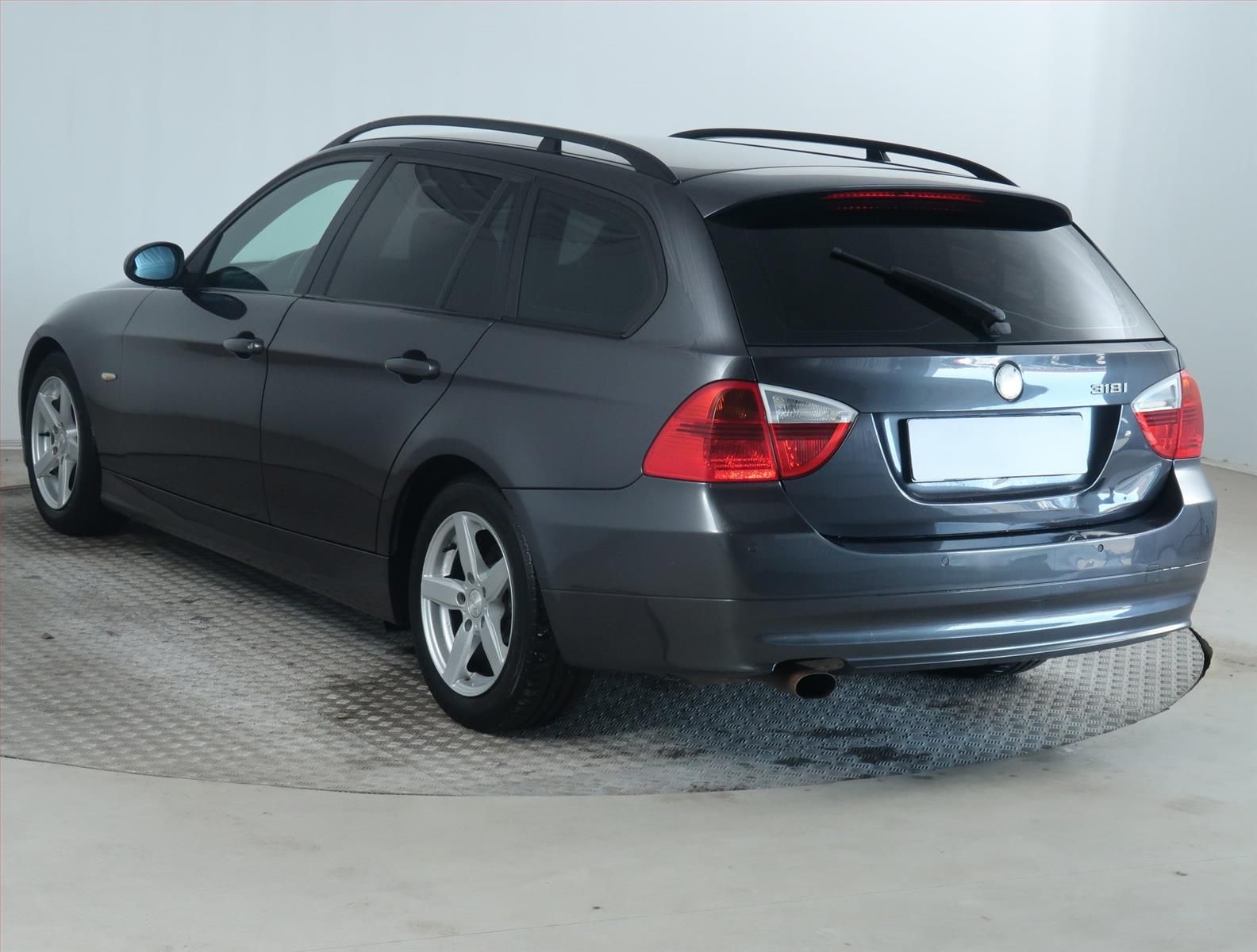 BMW Řada 3, 318 i, Parkovací asistent - fotka 4
