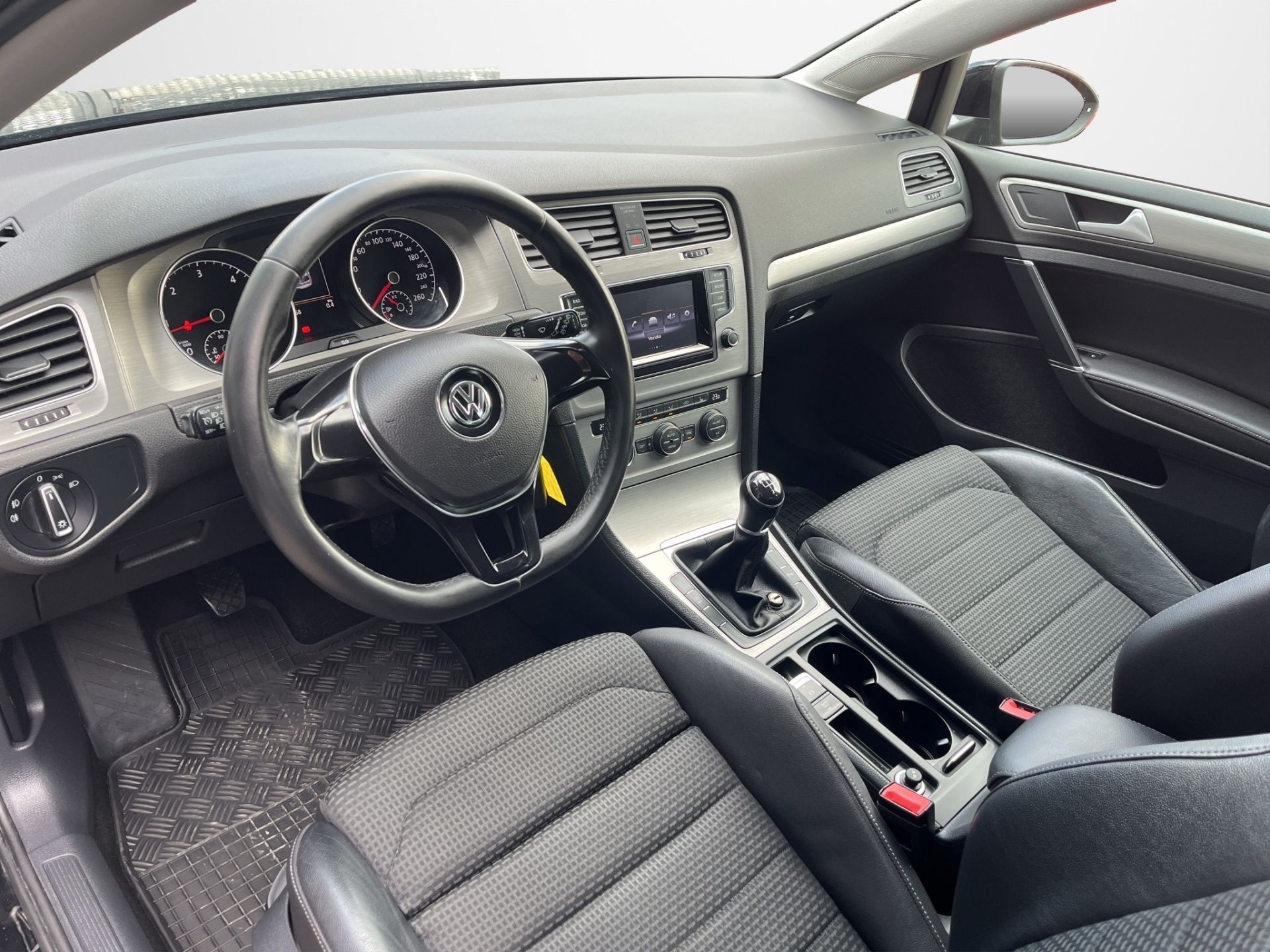 Volkswagen Golf, 1.6 TDI 77 kW Comfortline - fotka 5