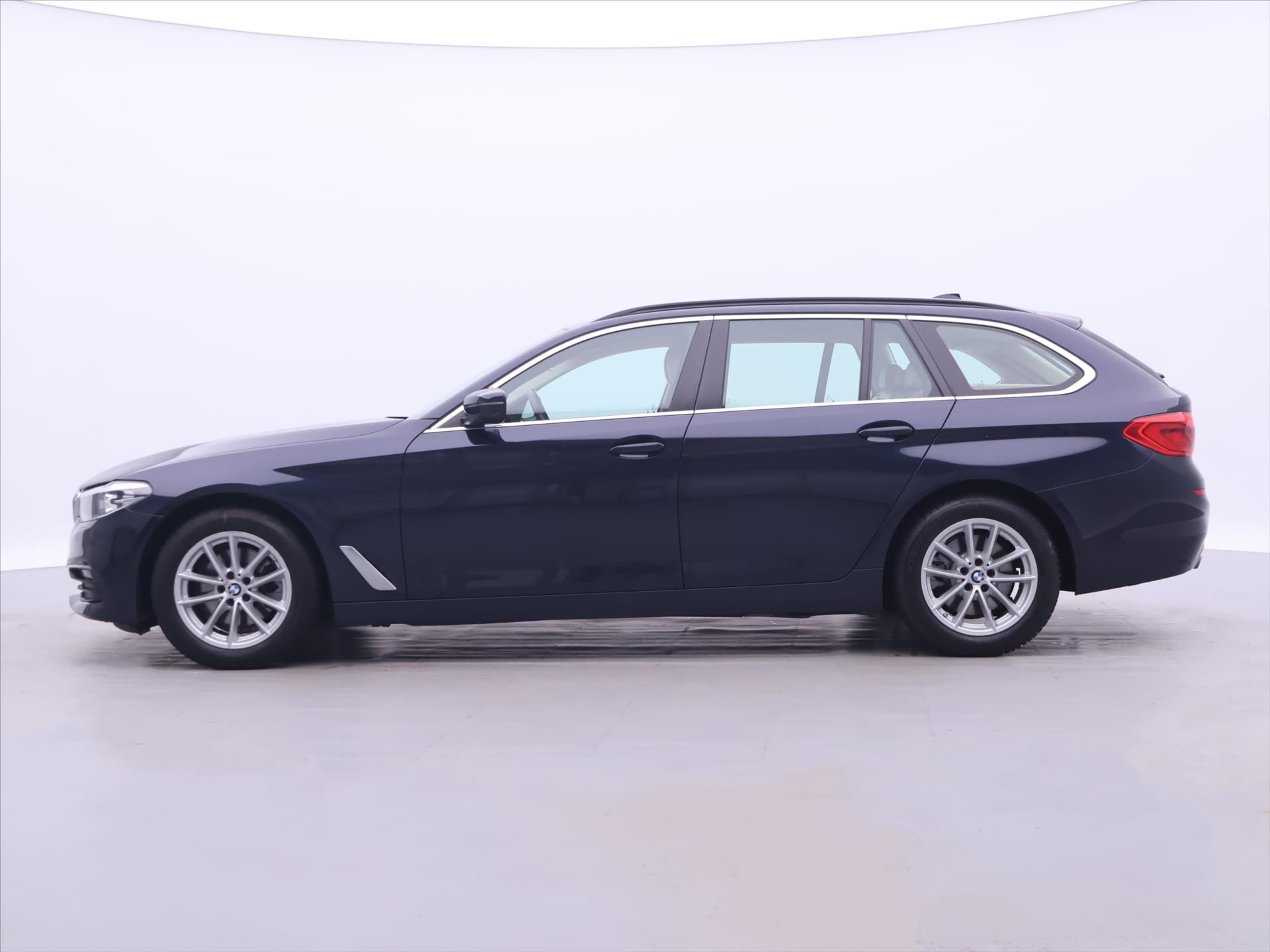BMW Řada 5, 2,0 520d Luxury Line CZ DPH - fotka 4