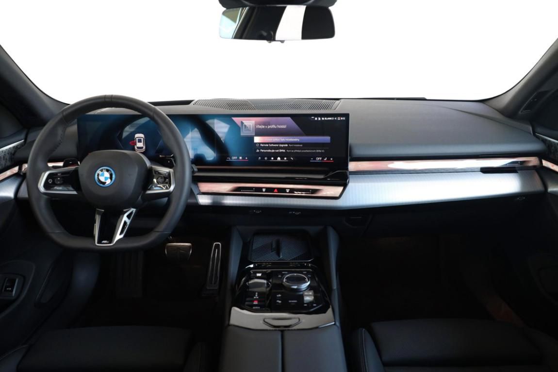 BMW Řada 5, 550e xDrive Touring - fotka 5