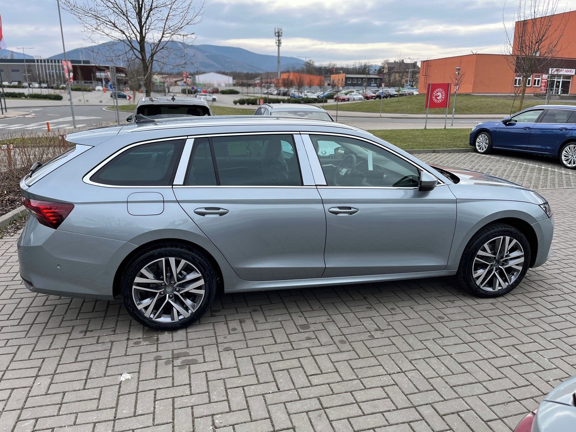 Škoda Octavia, Combi 130 Prem. TDI 110 kW DSG - fotka 4