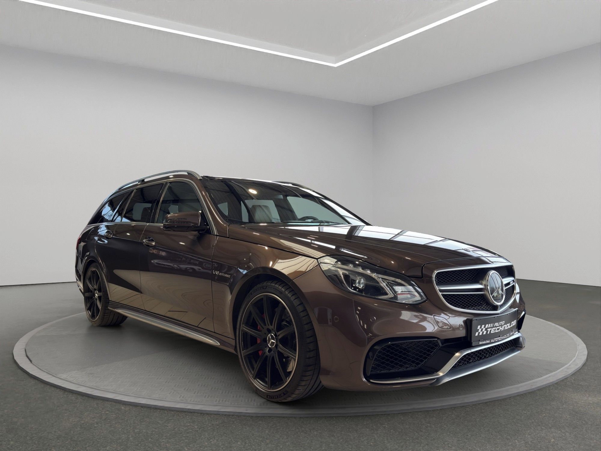 Mercedes-Benz Třídy E, 63 S 4MATIC - fotka 4