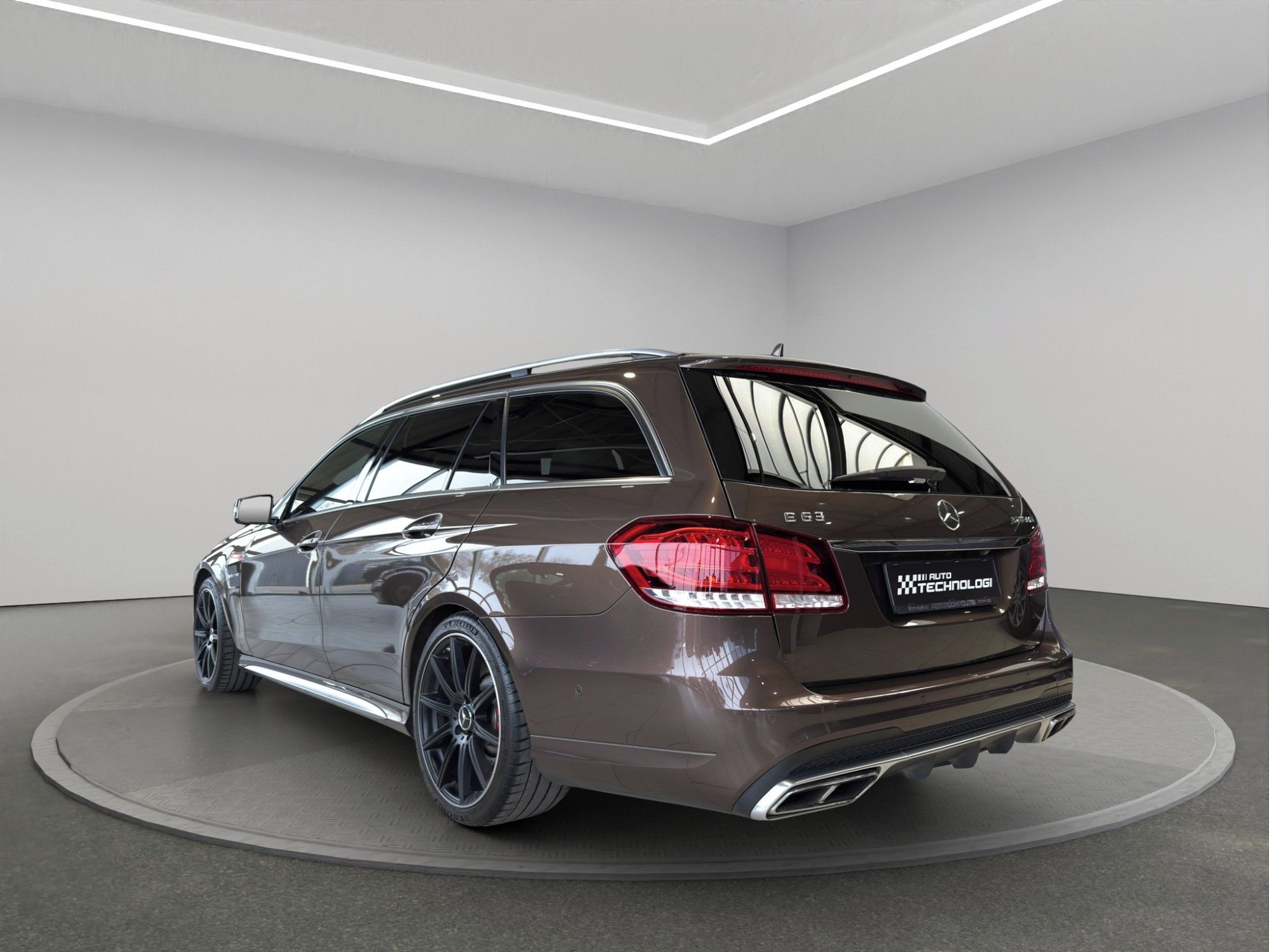 Mercedes-Benz Třídy E, 63 S 4MATIC - fotka 6