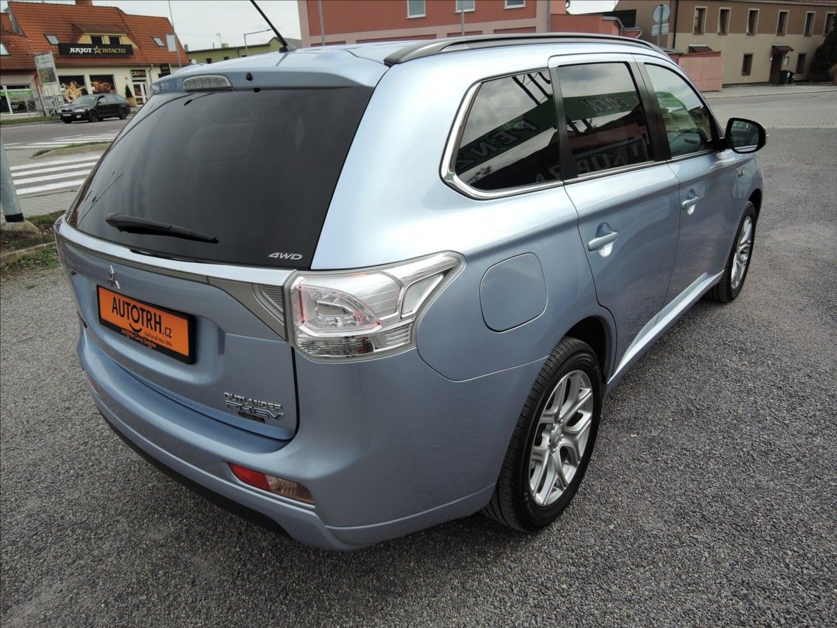 Mitsubishi Outlander, 2,0 PHEV 4x4 1.maj Servis Kůže - fotka 6