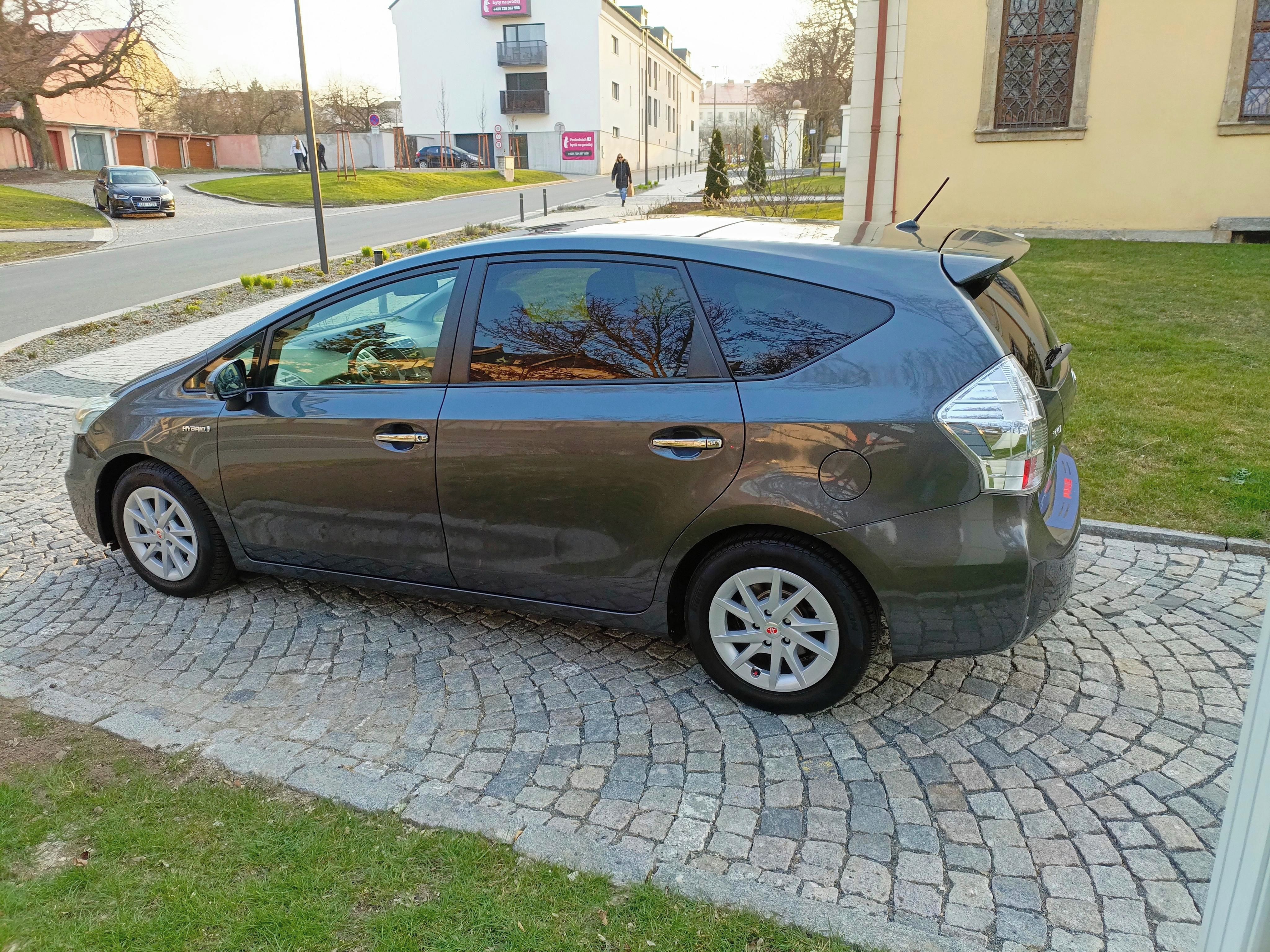 Toyota Prius, Plus Hybrid 7 mist automat - fotka 5