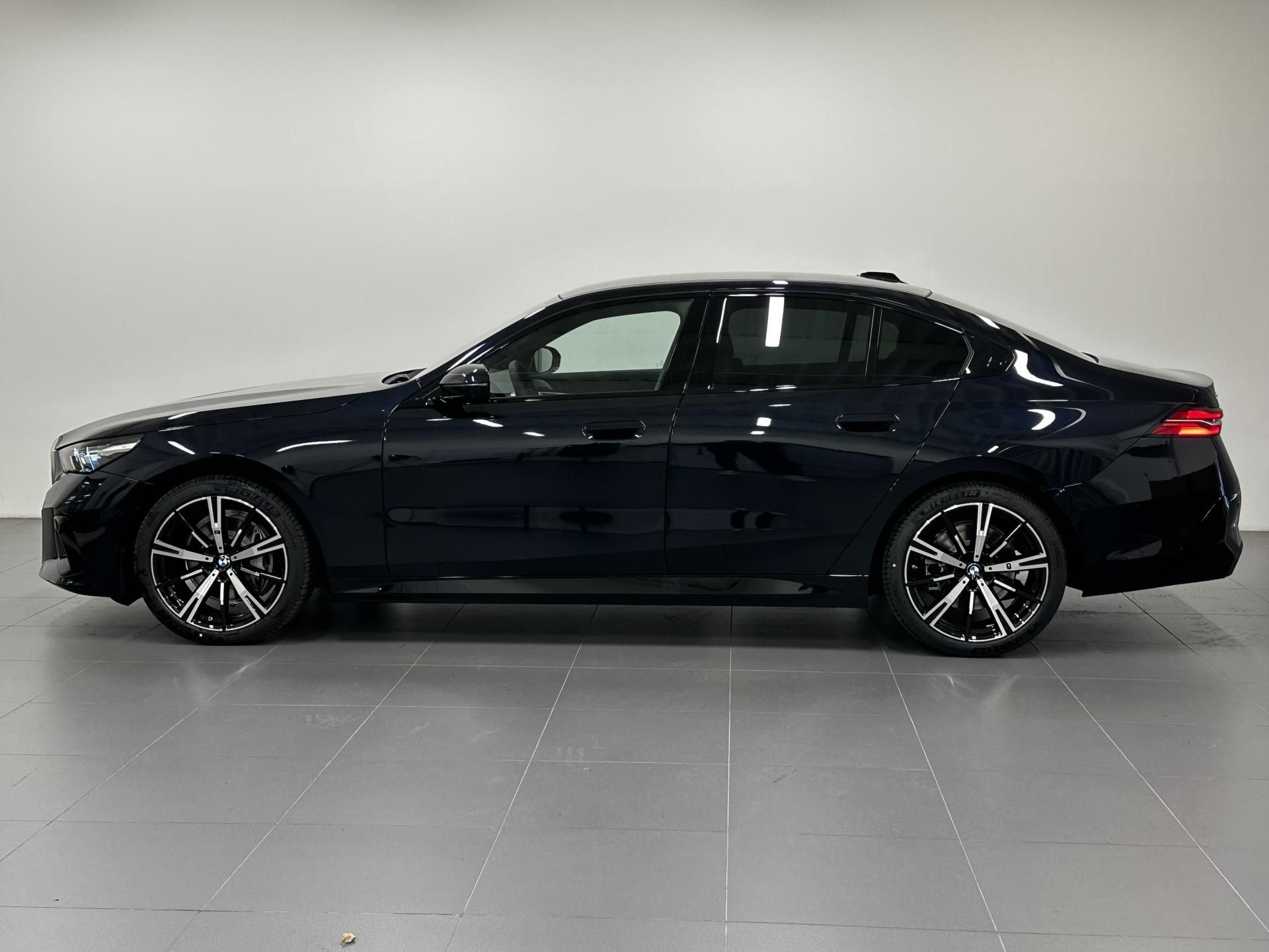 BMW Řada 5, 540d xDrive Sedan - fotka 2