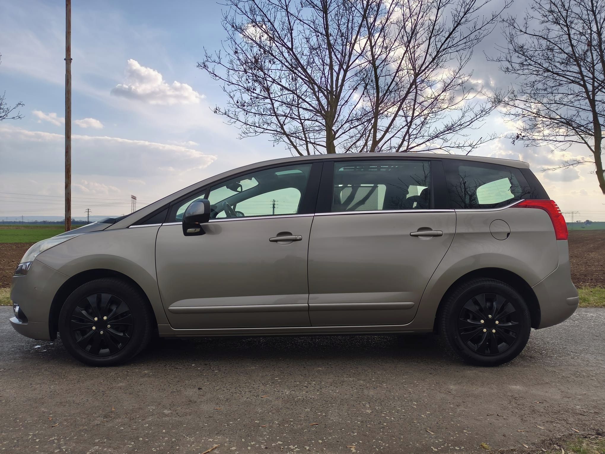 Peugeot 5008, 1,6i 88 kW, 7 míst - fotka 5