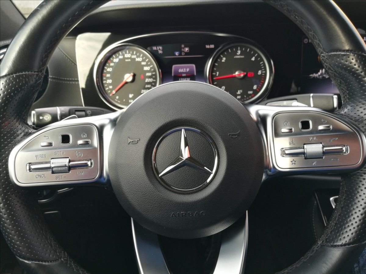Mercedes-Benz Třídy E, 300d - fotka 6